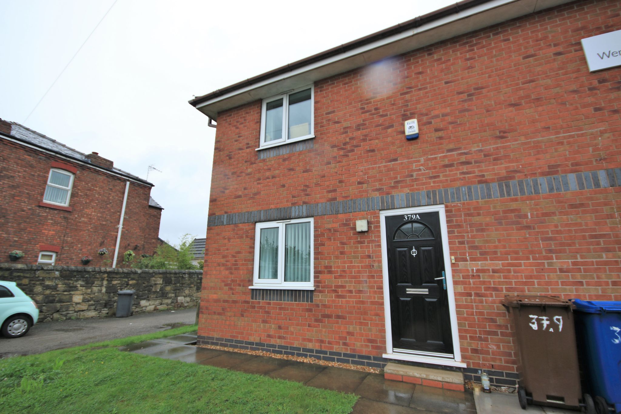 2 bedroom apartment flat/apartment Let in Wigan - Photograph 1.