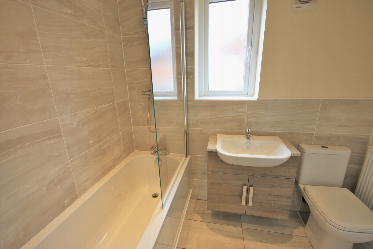 2 bedroom semi-detached house Let in Wigan - Photograph 8.