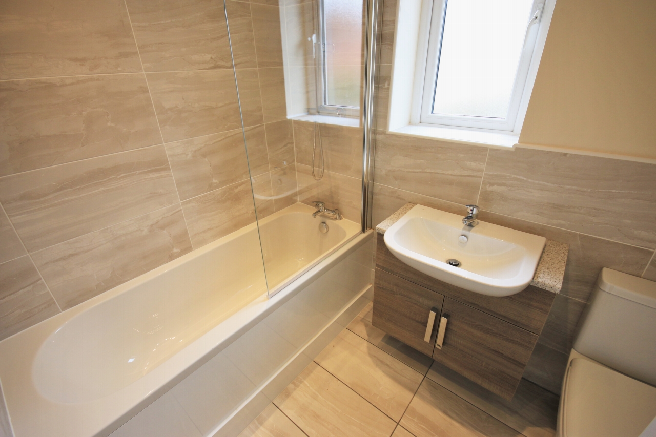 2 bedroom semi-detached house Let in Wigan - Photograph 9.