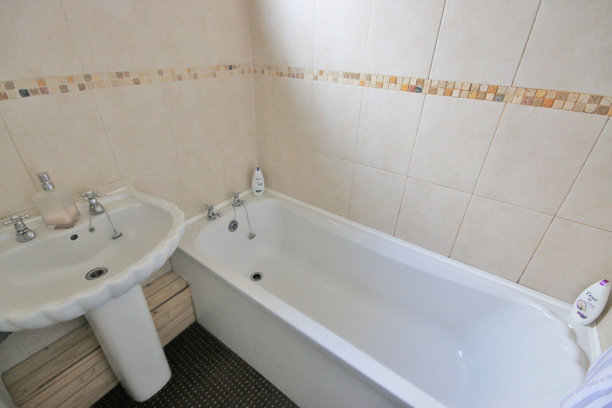 3 bedroom town house Let in Wigan - Photograph 9.