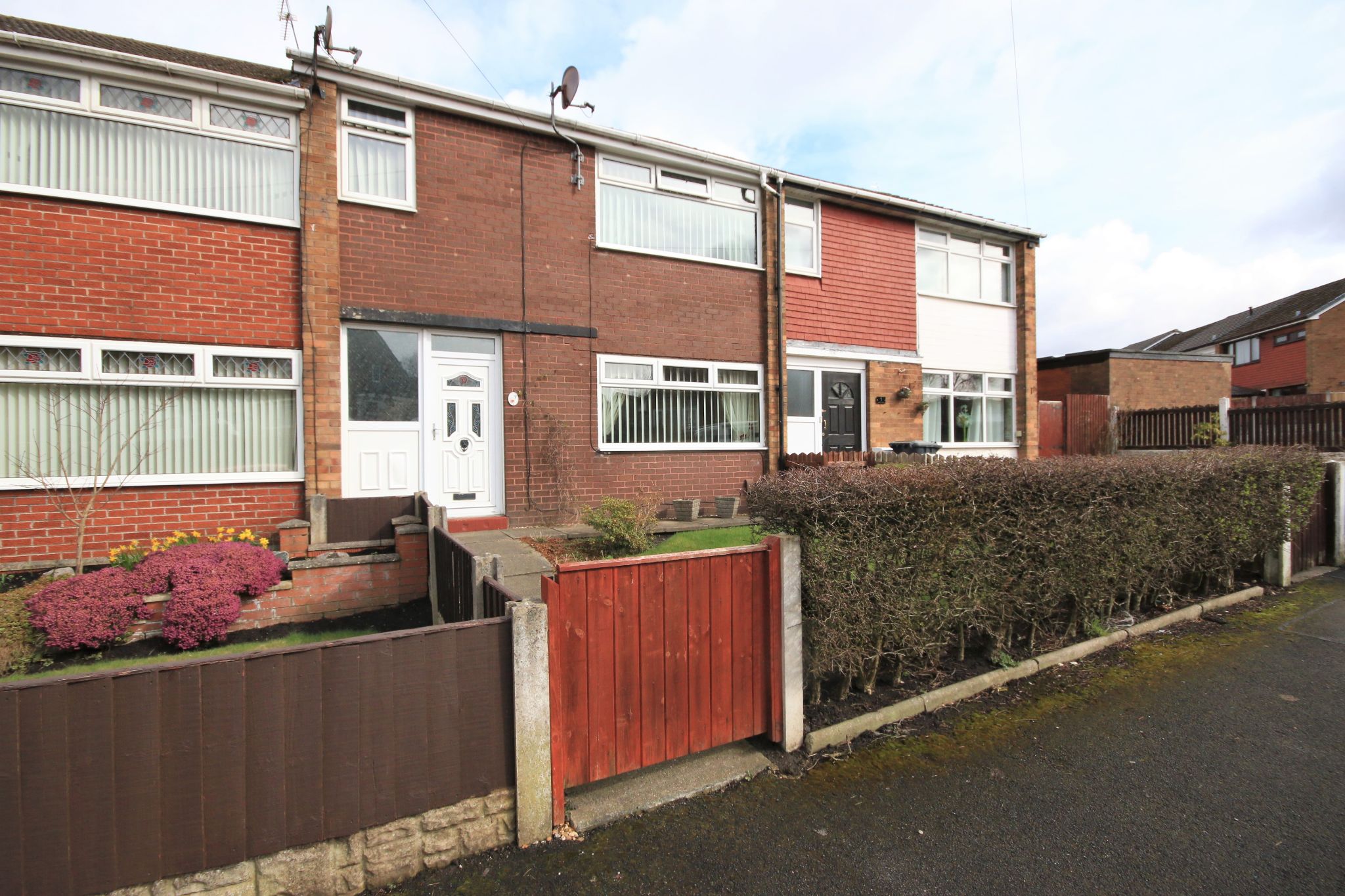 3 bedroom town house Let in Wigan - Photograph 1.