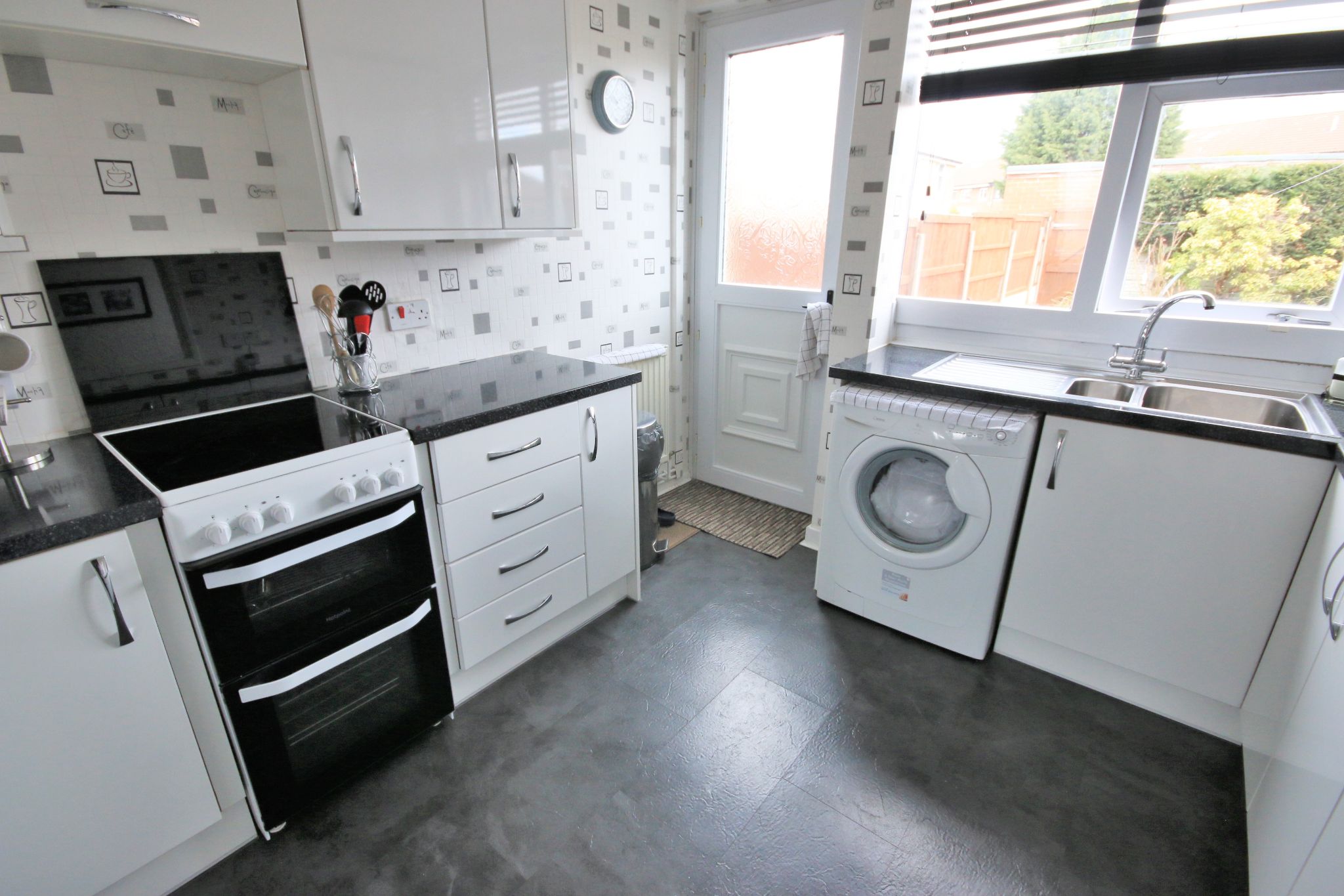 3 bedroom town house Let in Wigan - Photograph 5.