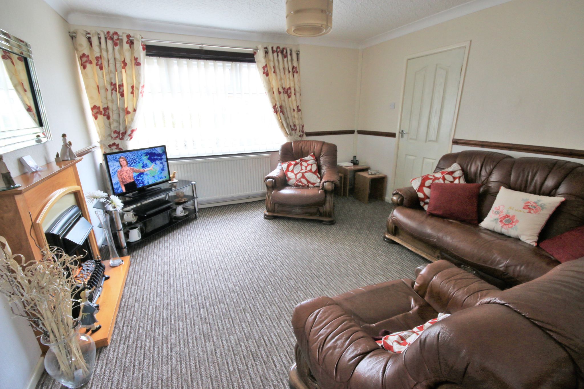 3 bedroom town house Let in Wigan - Photograph 3.
