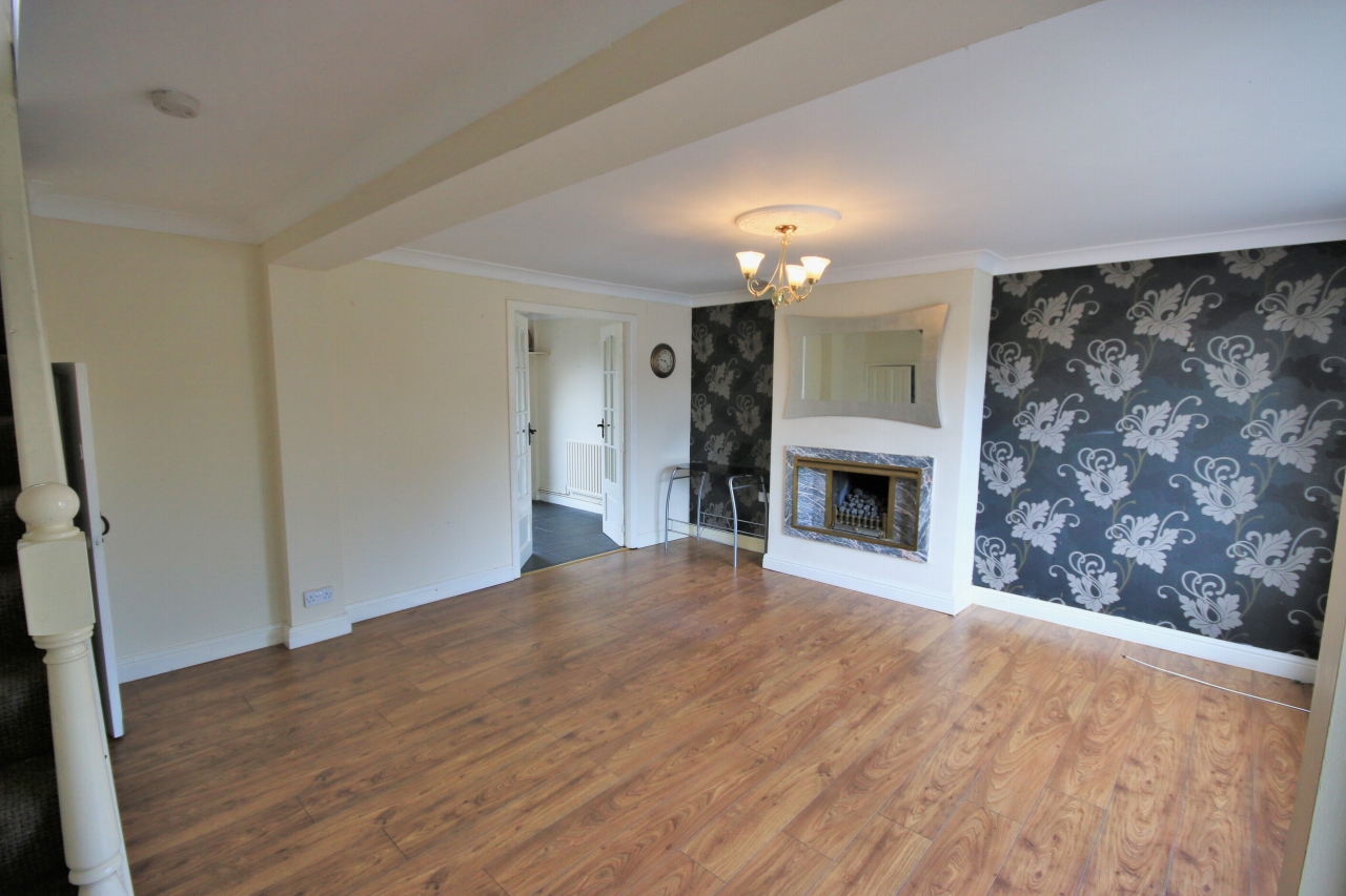 4 bedroom semi-detached house Let in Wigan - Photograph 2.