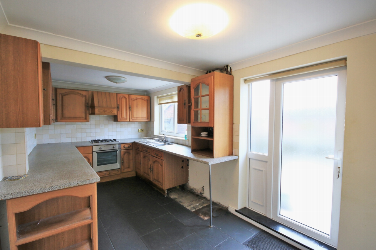 4 bedroom semi-detached house Let in Wigan - Photograph 3.