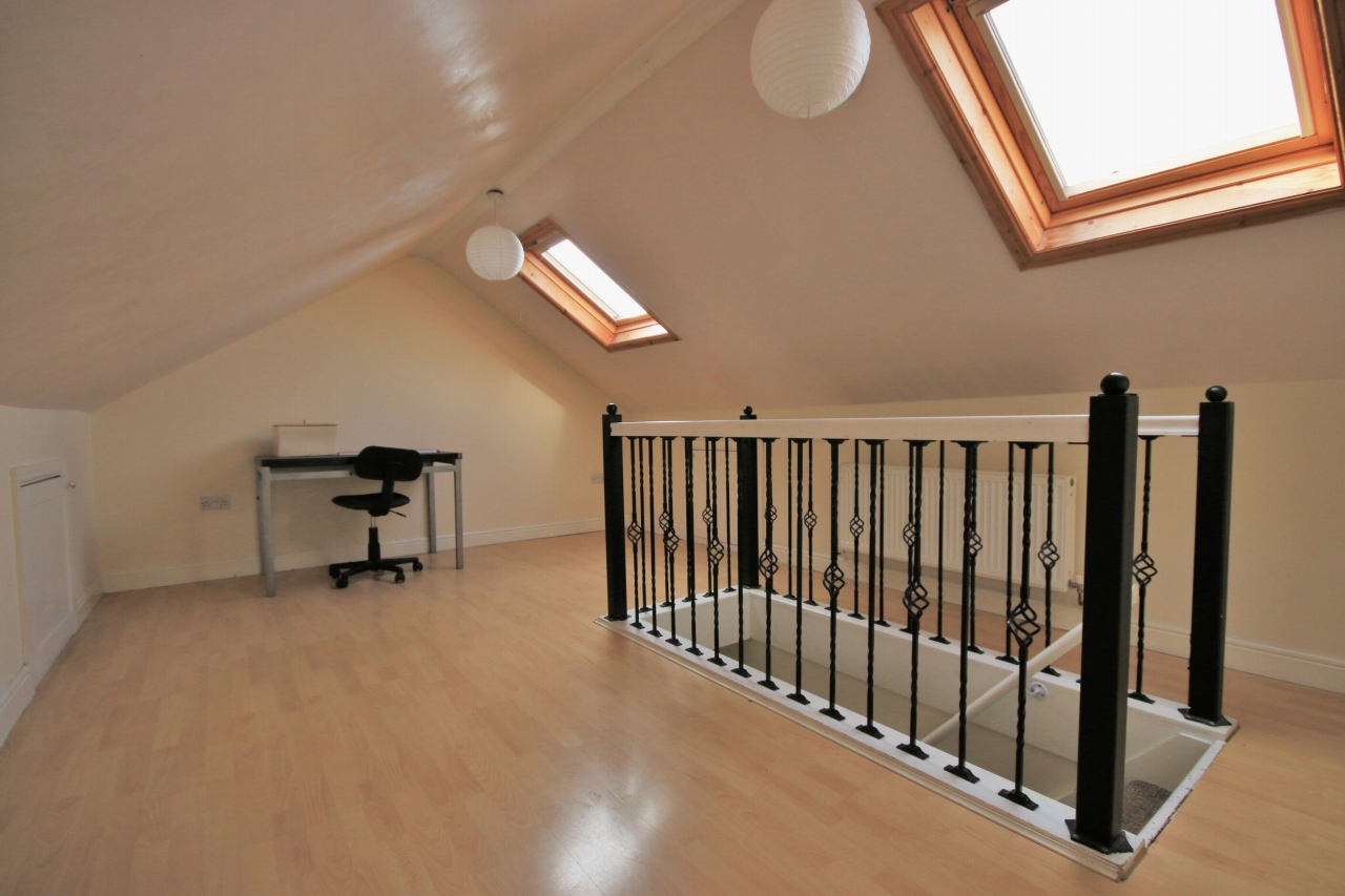 4 bedroom semi-detached house Let in Wigan - Photograph 7.