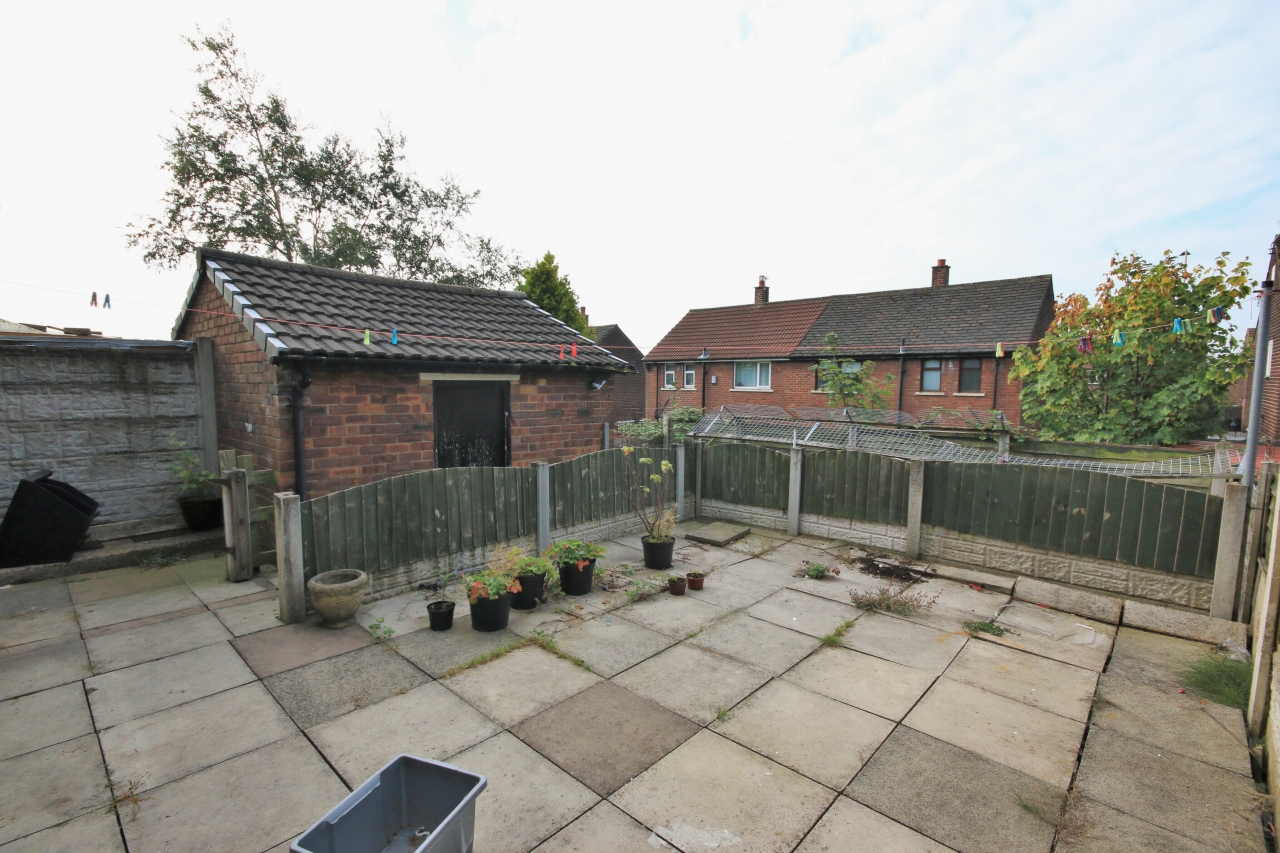 4 bedroom semi-detached house Let in Wigan - Photograph 8.