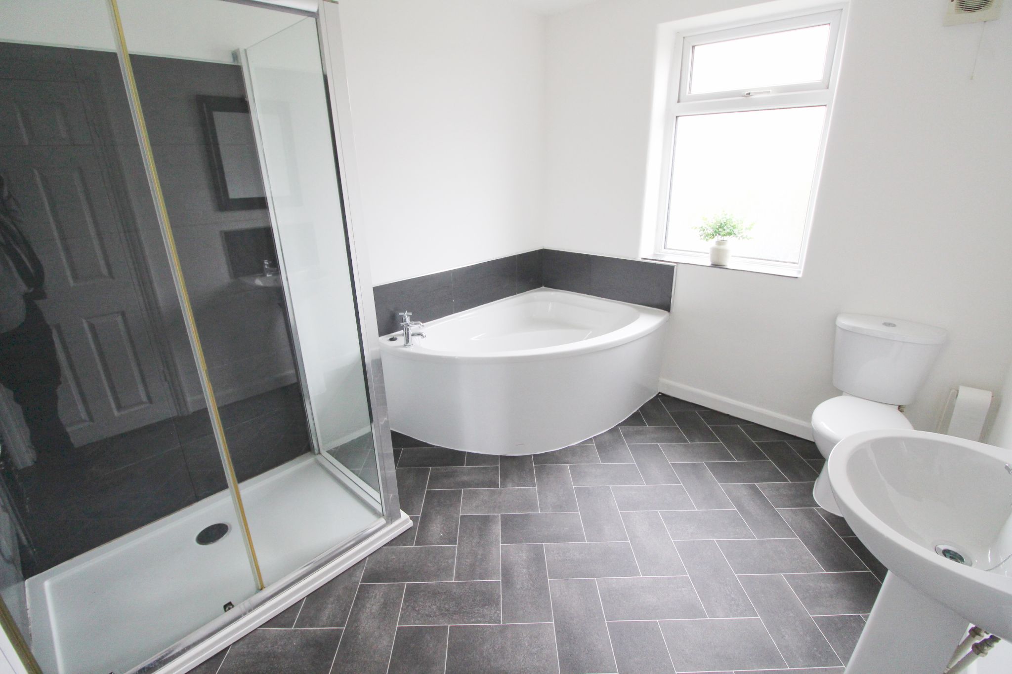 2 bedroom semi-detached house Let in Wigan - Photograph 11.