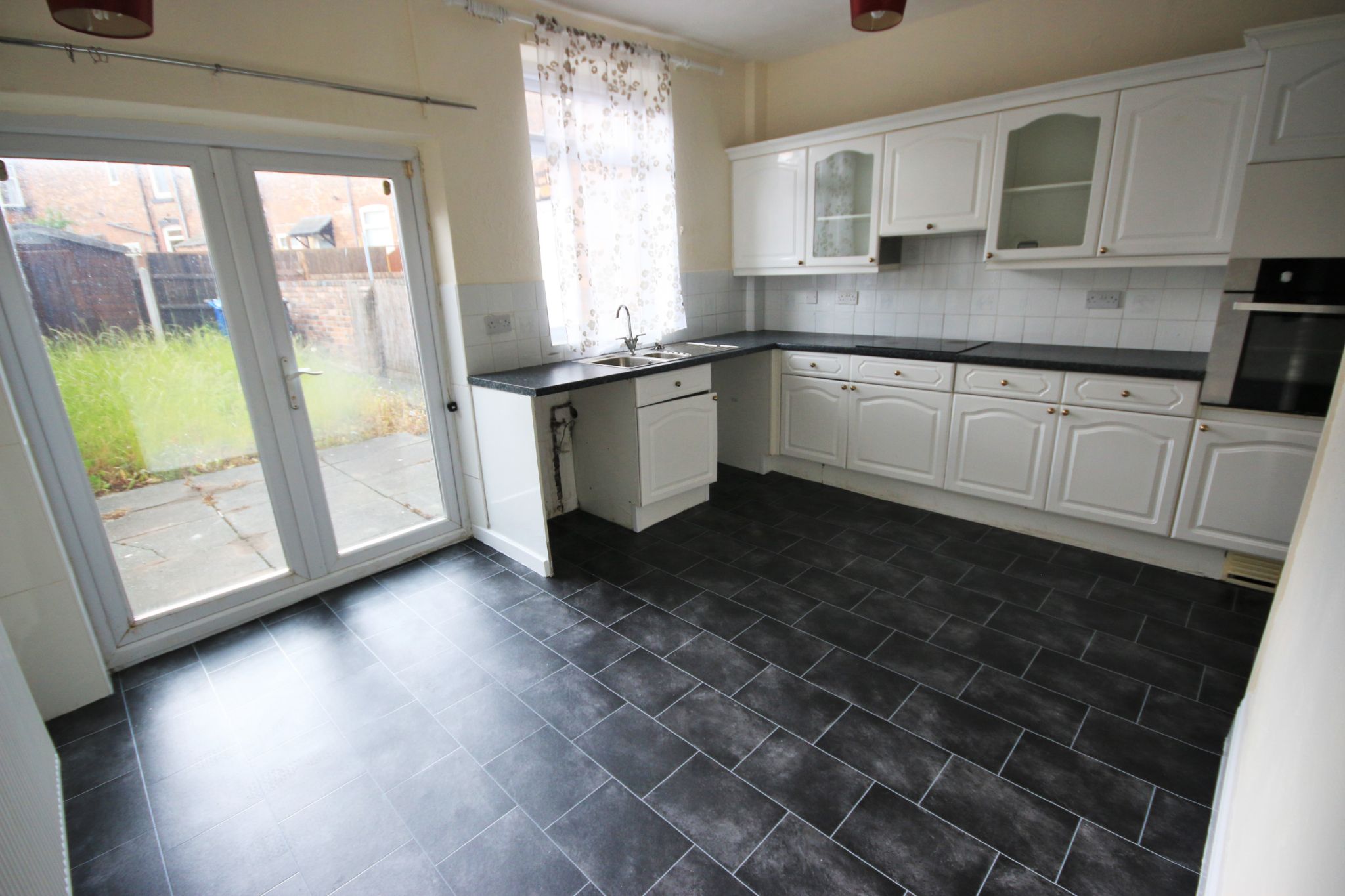 3 bedroom end terraced house Let in Wigan - Photograph 4.