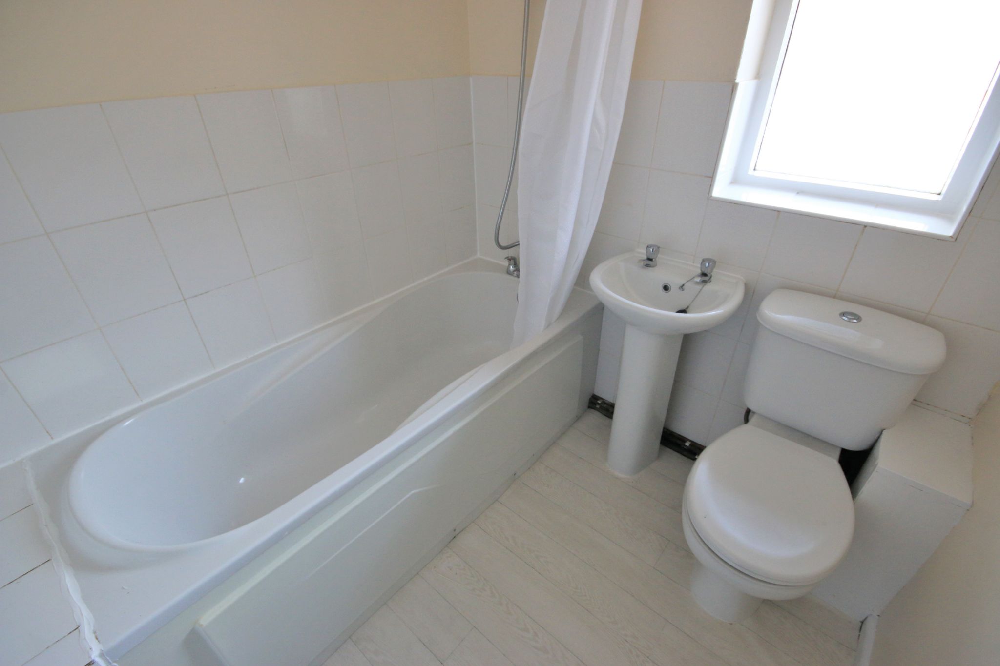1 bedroom semi-detached bungalow Let in Wigan - Photograph 5.