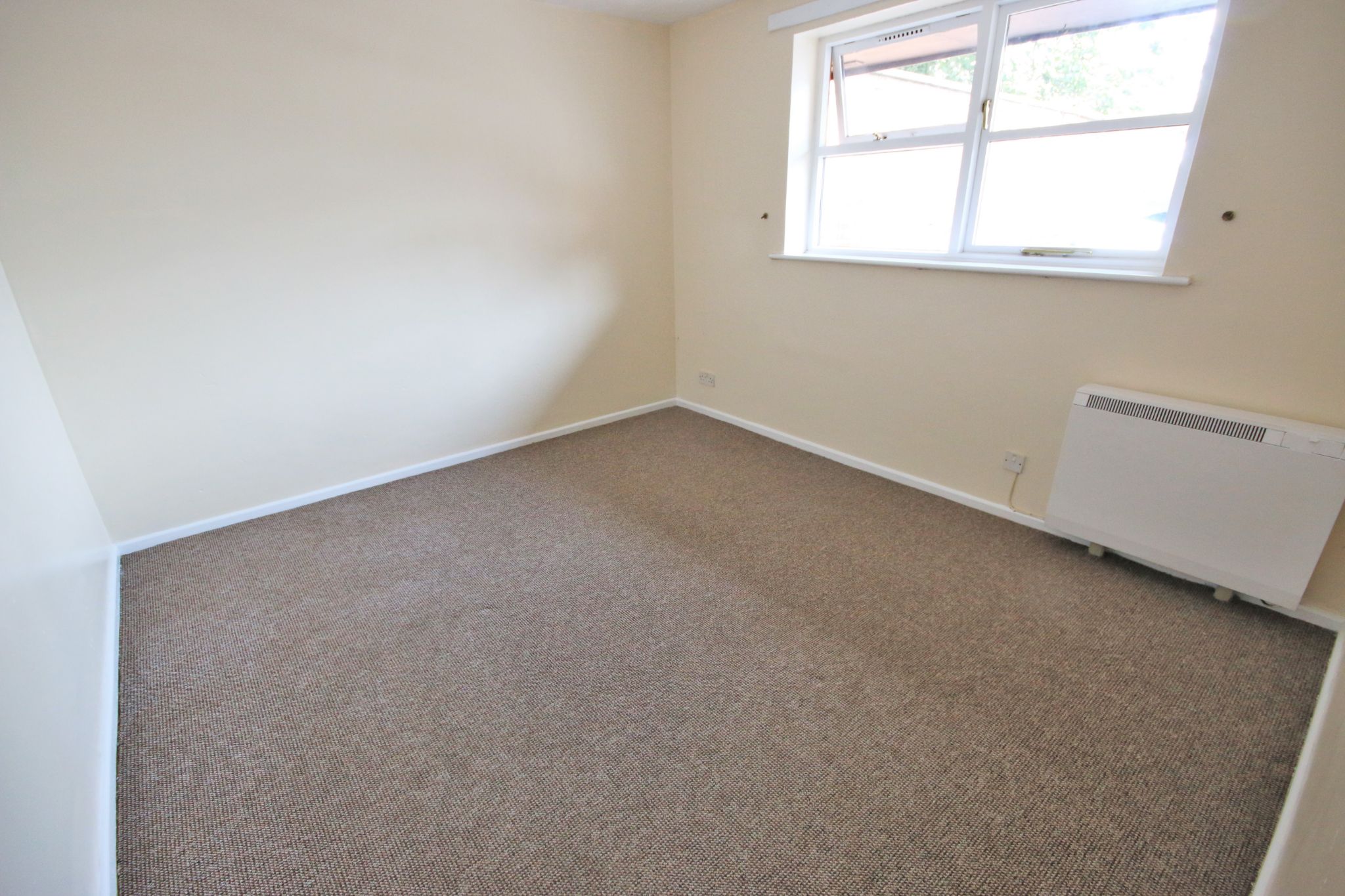 1 bedroom semi-detached bungalow Let in Wigan - Photograph 4.