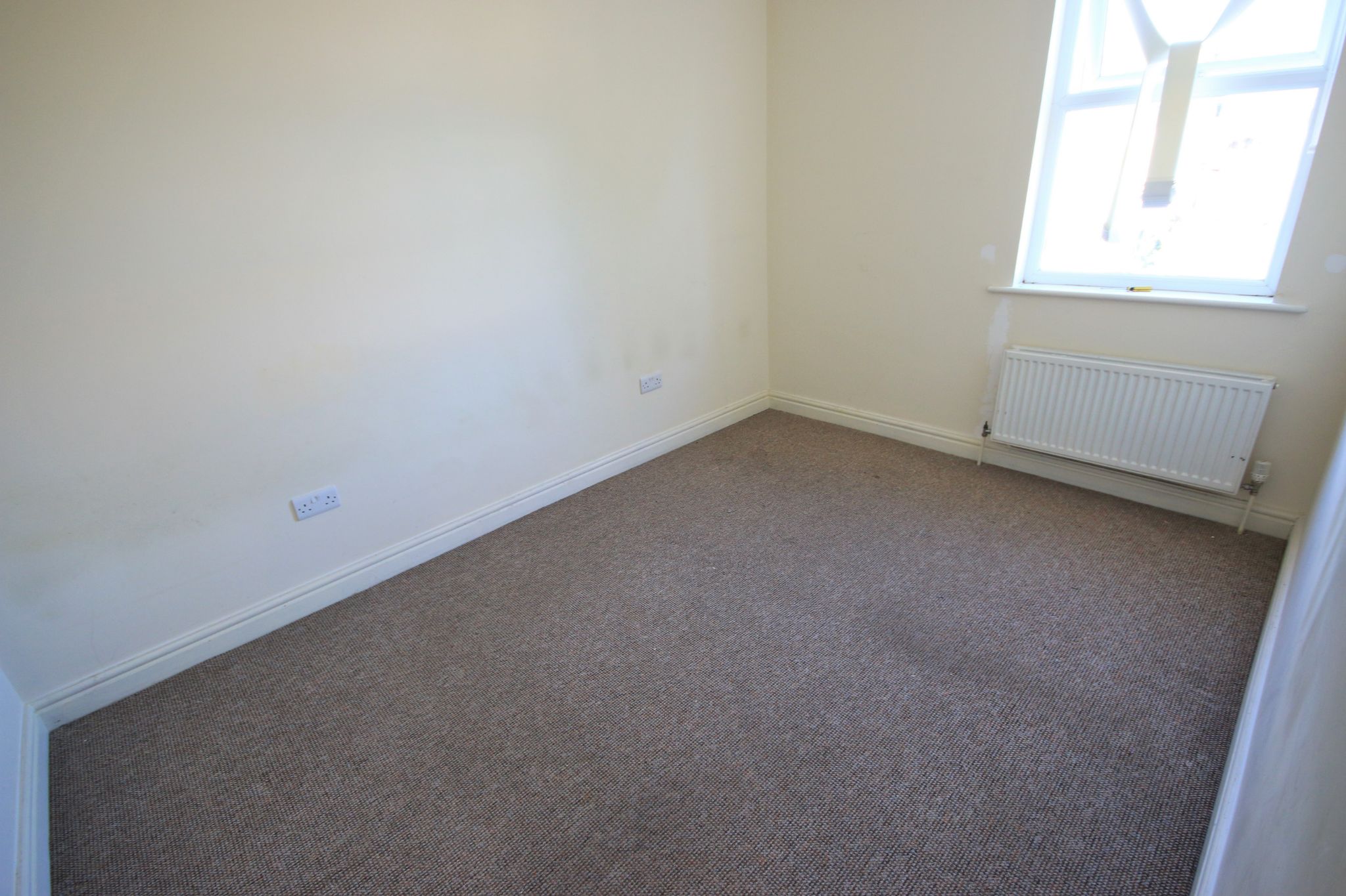 3 bedroom mid terraced house Let in Wigan - Photograph 5.