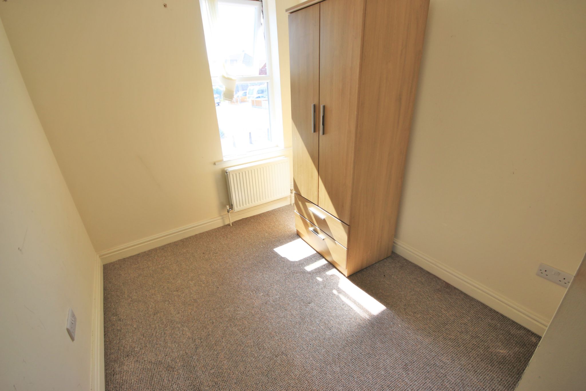 3 bedroom mid terraced house Let in Wigan - Photograph 7.