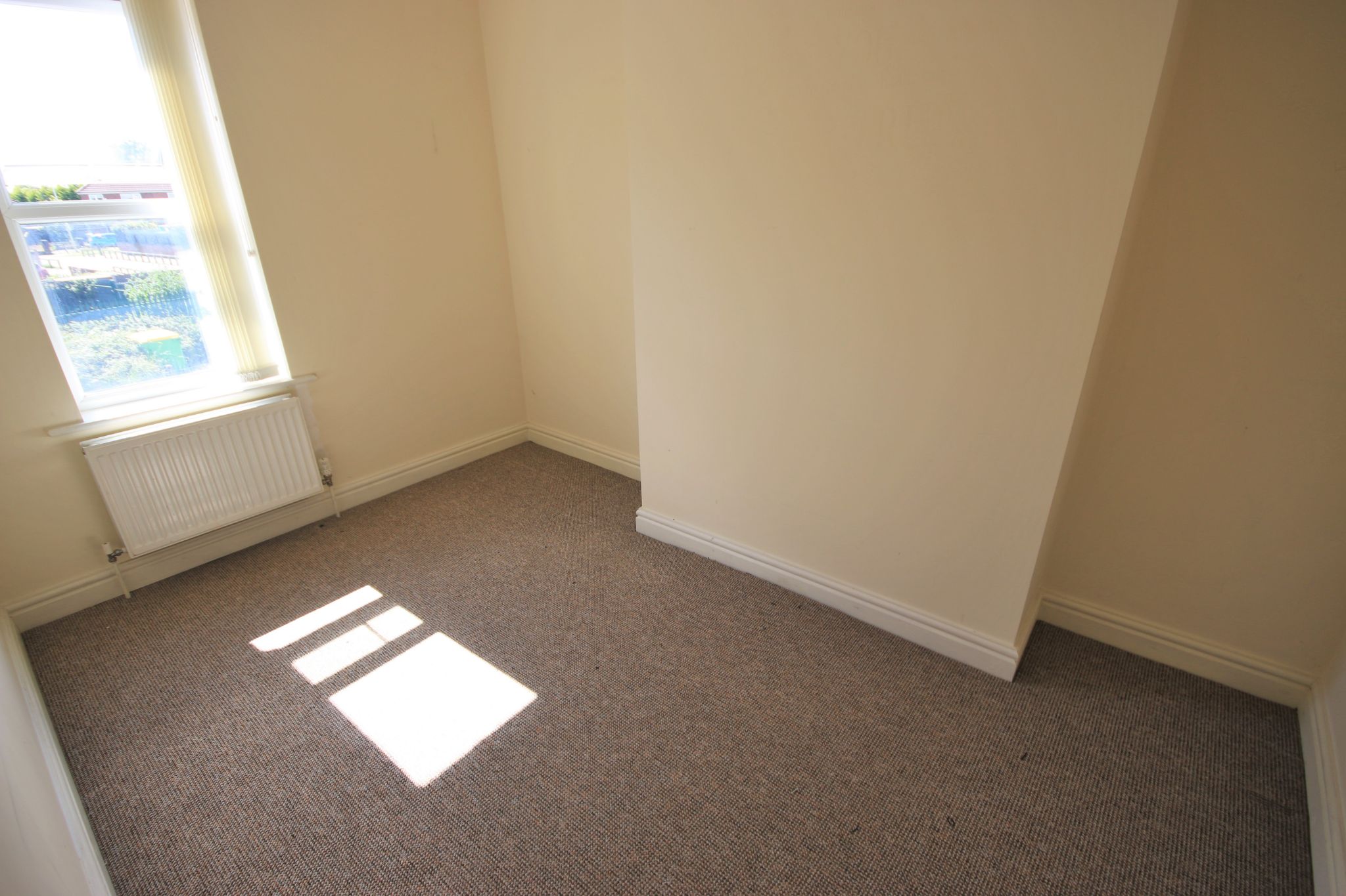 3 bedroom mid terraced house Let in Wigan - Photograph 6.