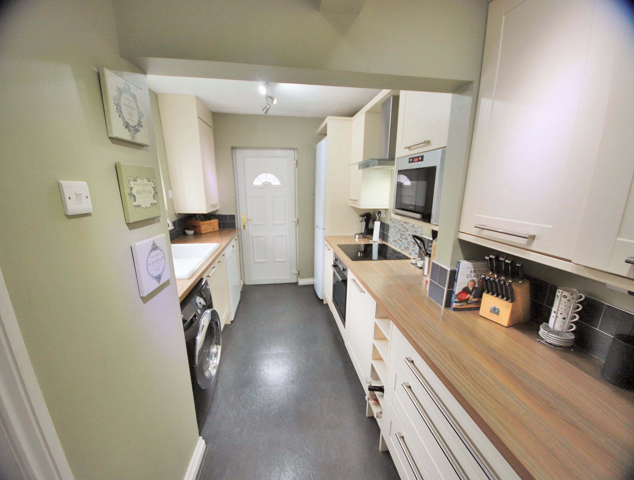 3 bedroom mid terraced house Let in Wigan - Photograph 4.