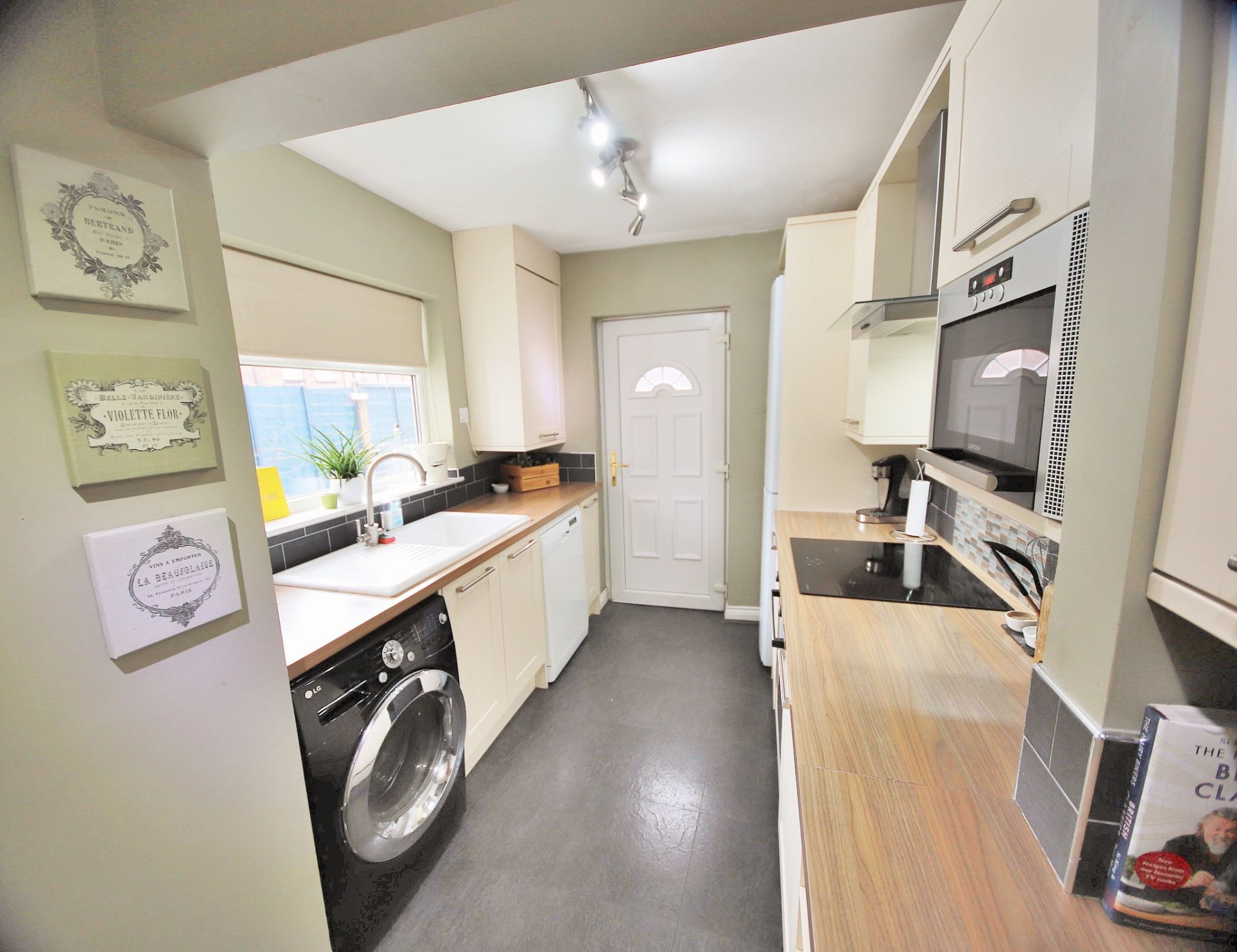 3 bedroom mid terraced house Let in Wigan - Photograph 5.