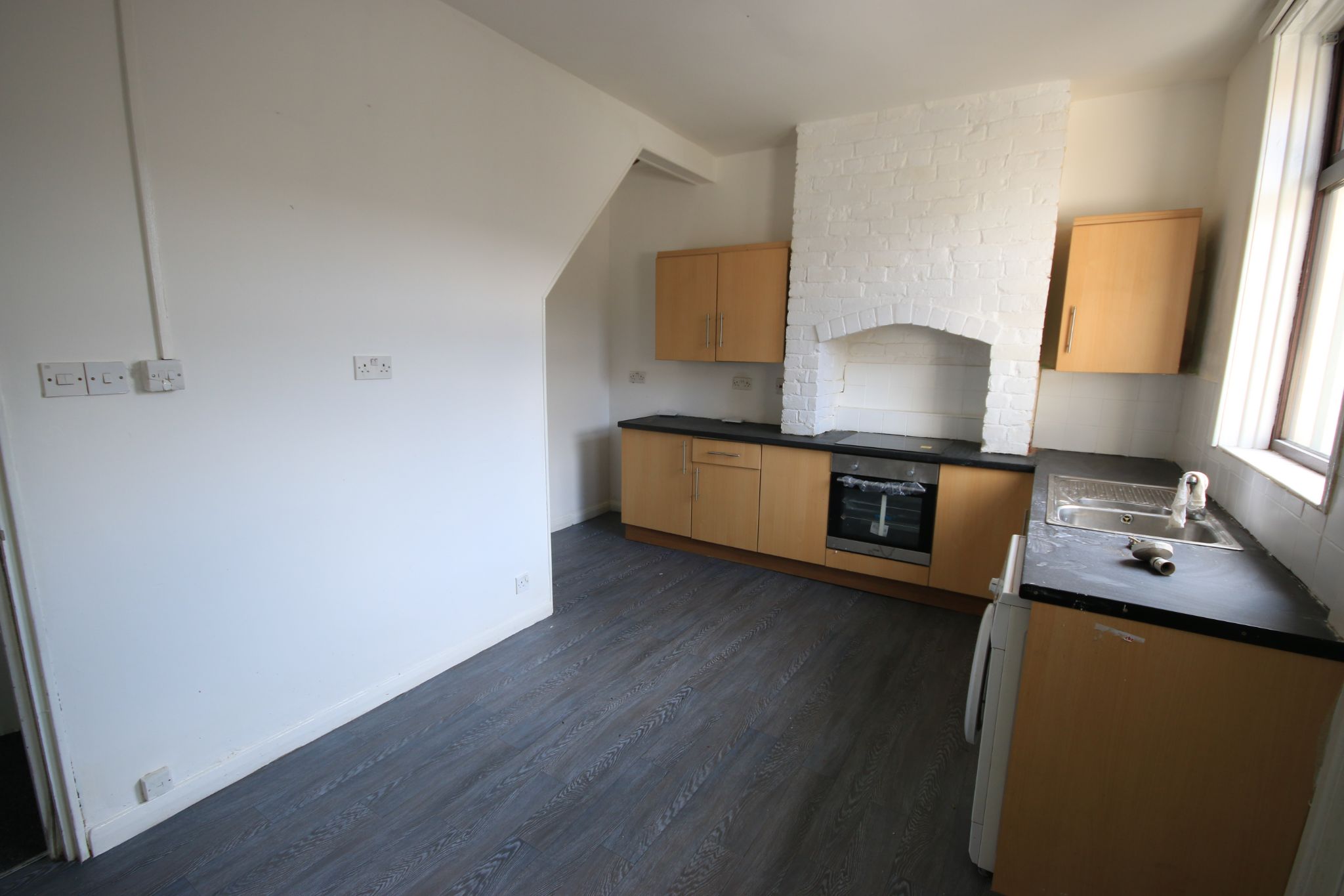 3 bedroom mid terraced house Let in Wigan - Photograph 4.