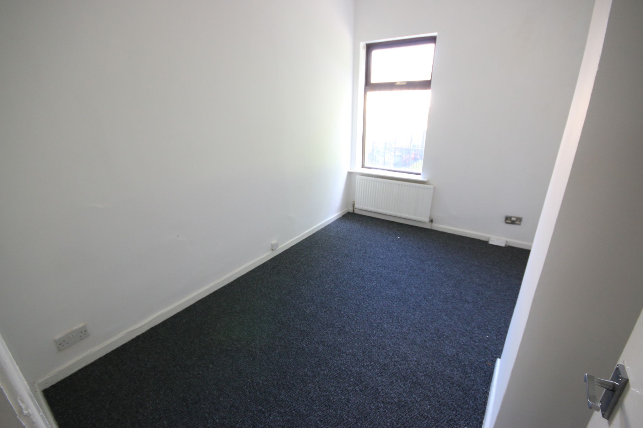3 bedroom mid terraced house Let in Wigan - Photograph 5.