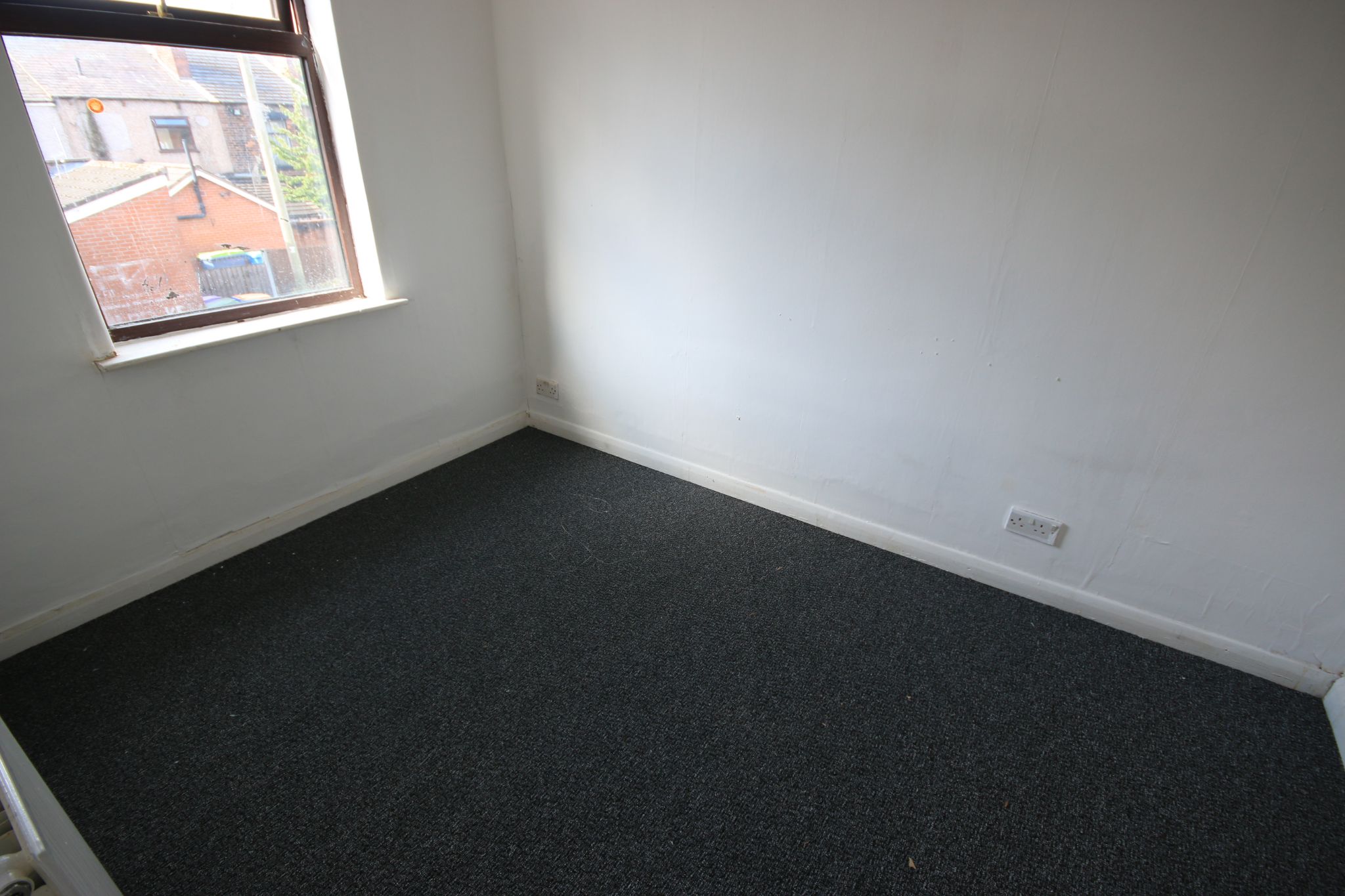 3 bedroom mid terraced house Let in Wigan - Photograph 7.