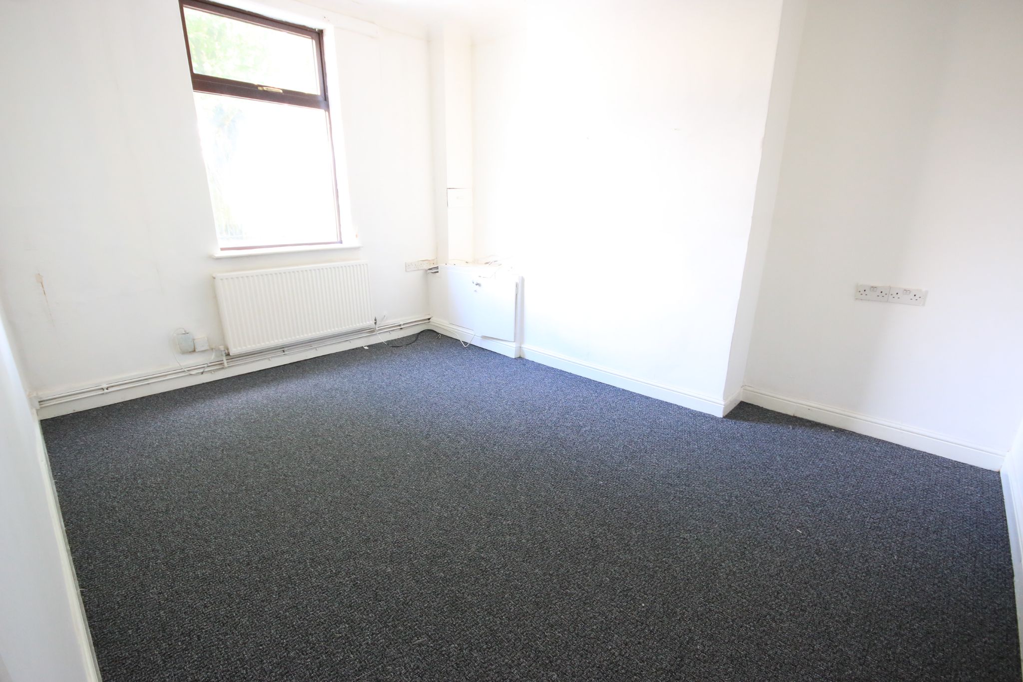 3 bedroom mid terraced house Let in Wigan - Photograph 2.