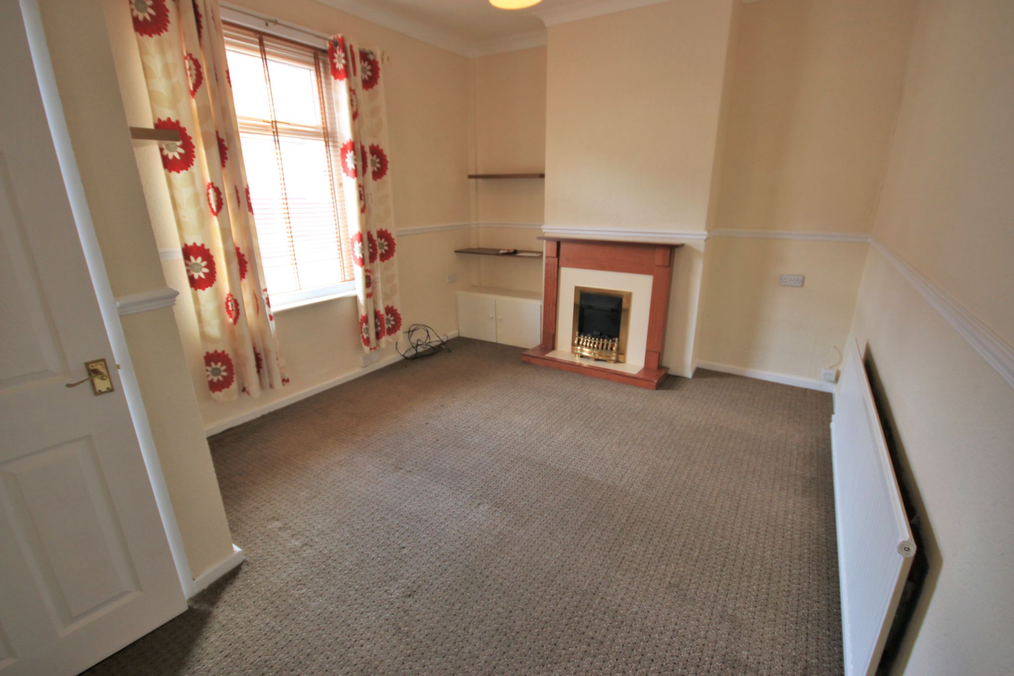 2 bedroom end terraced house Let in Wigan - Photograph 2.
