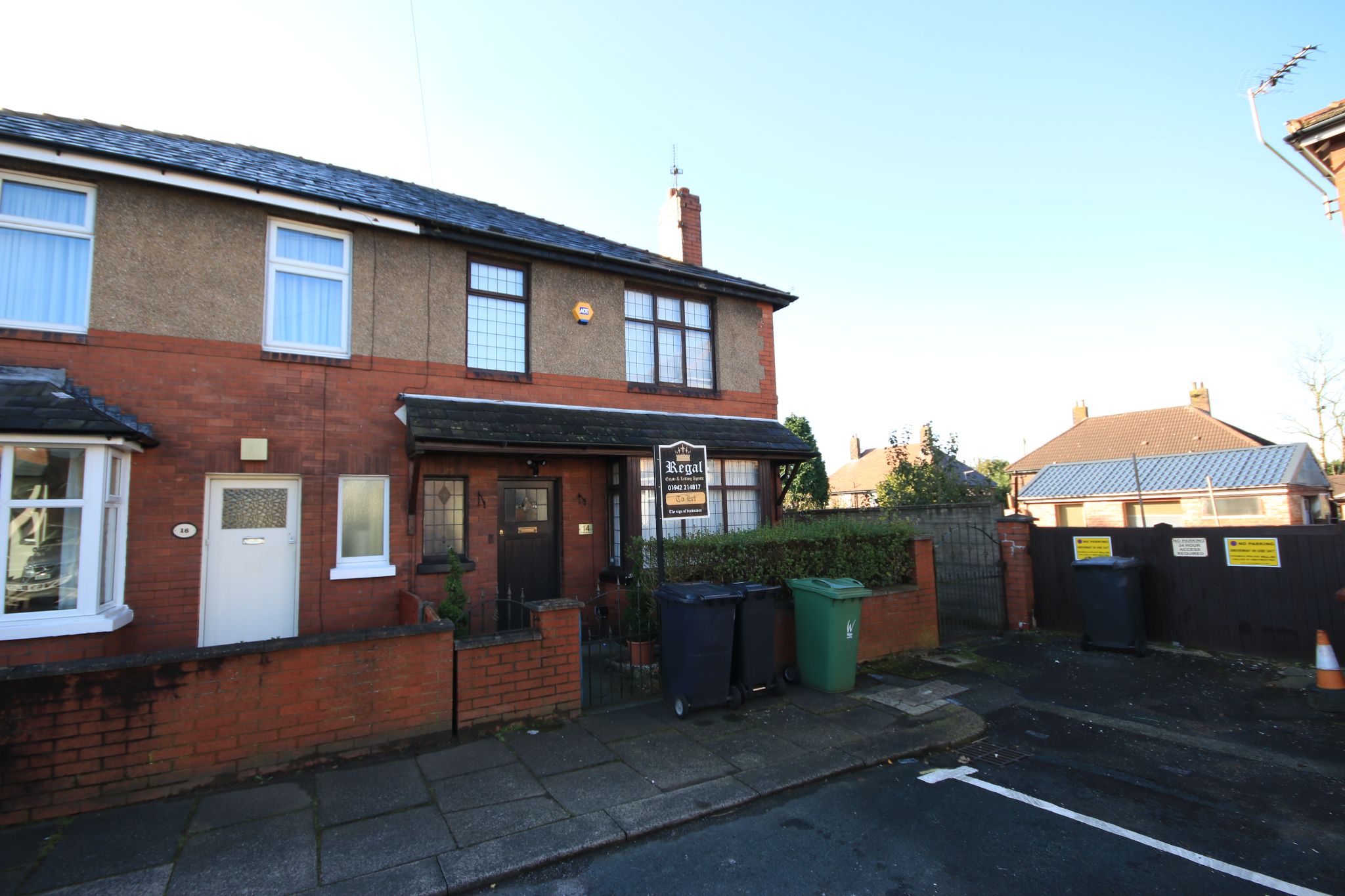3 bedroom semi-detached house Let in Wigan - Photograph 1.