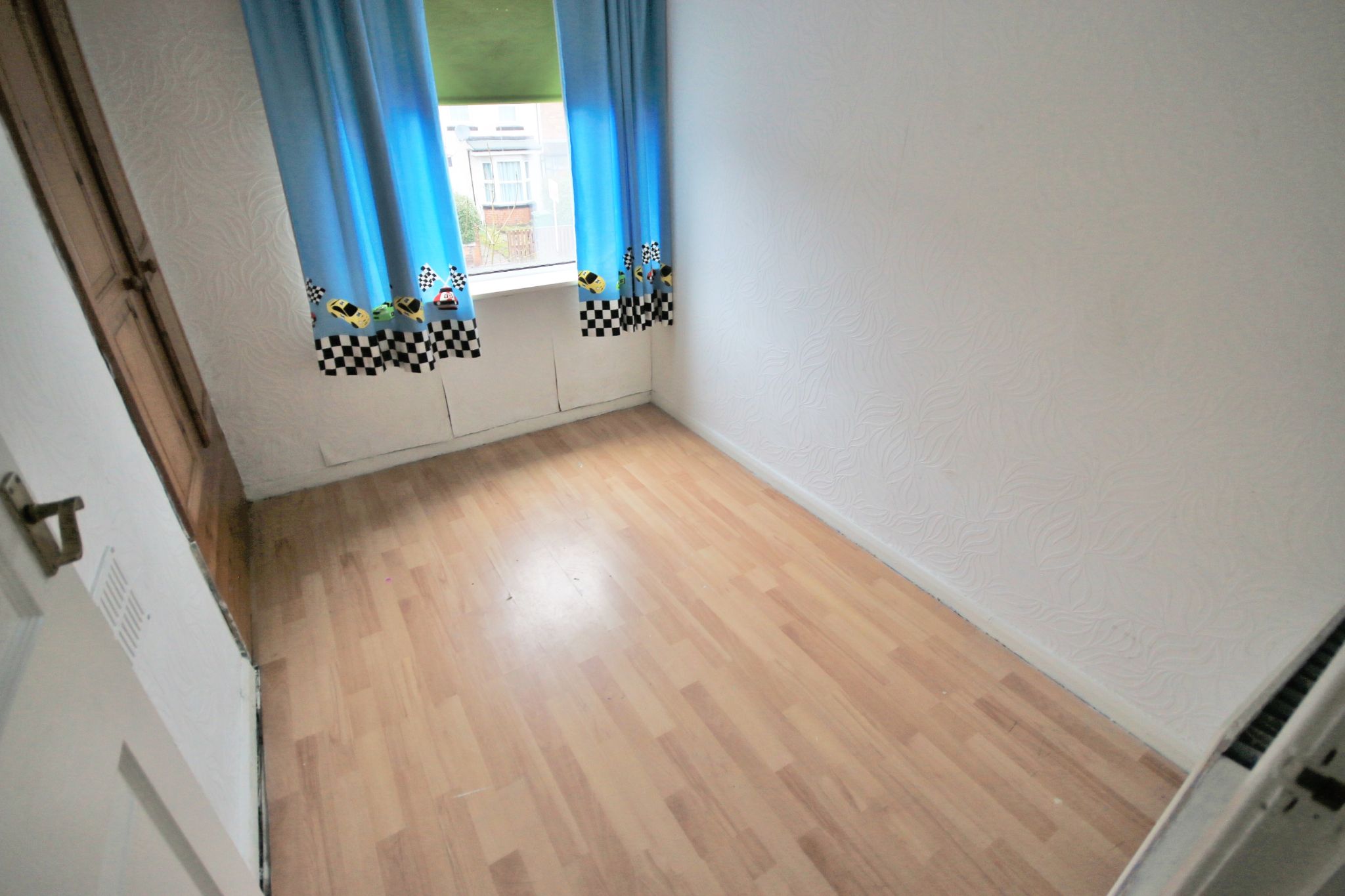 3 bedroom mid terraced house Let in Wigan - Photograph 5.