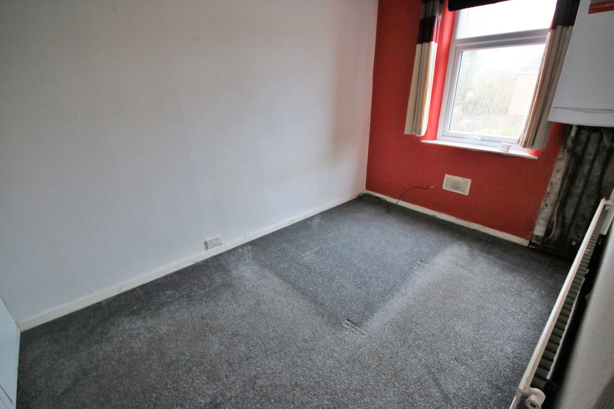 3 bedroom mid terraced house Let in Wigan - Photograph 7.