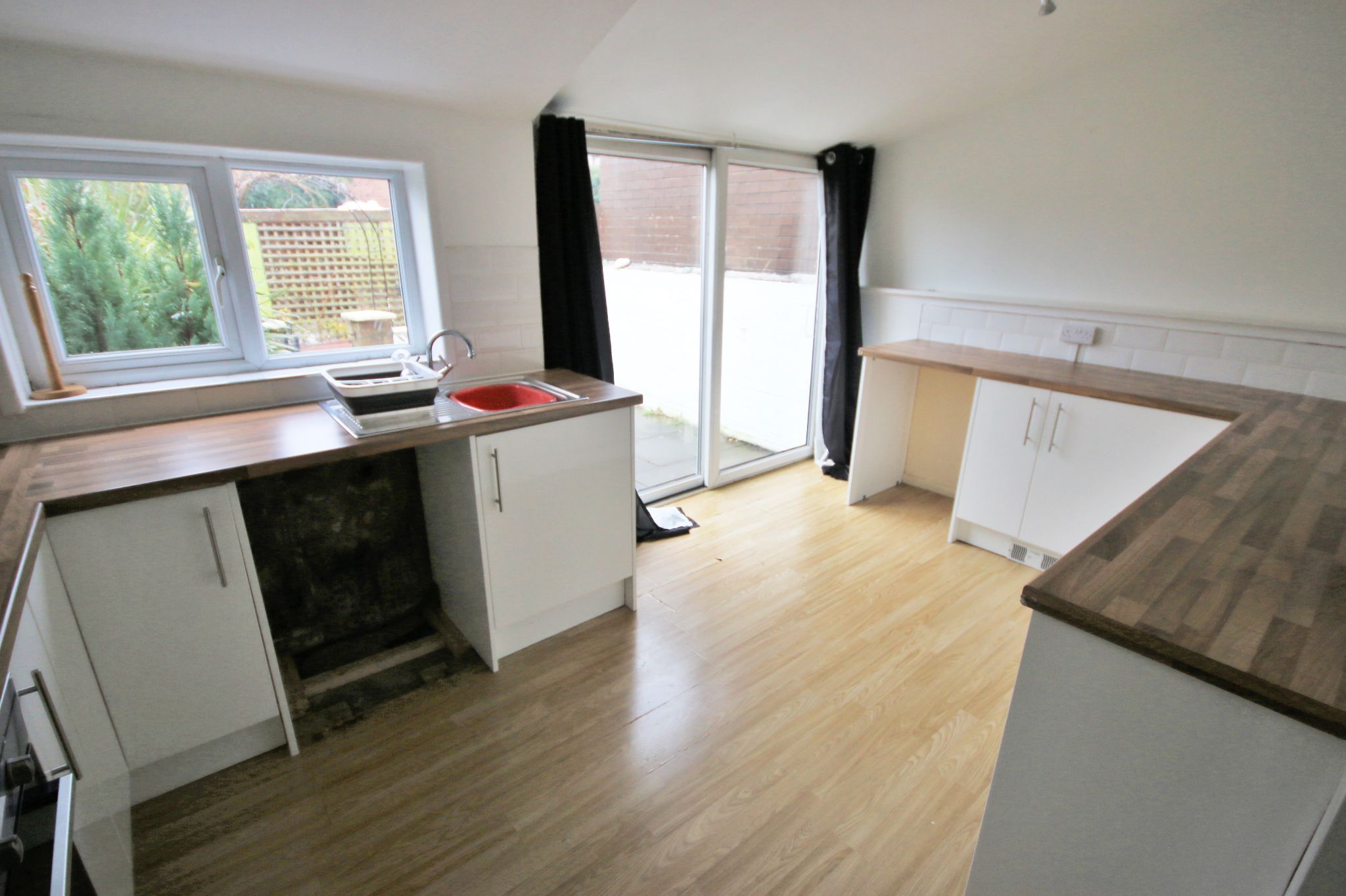 3 bedroom mid terraced house Let in Wigan - Photograph 4.