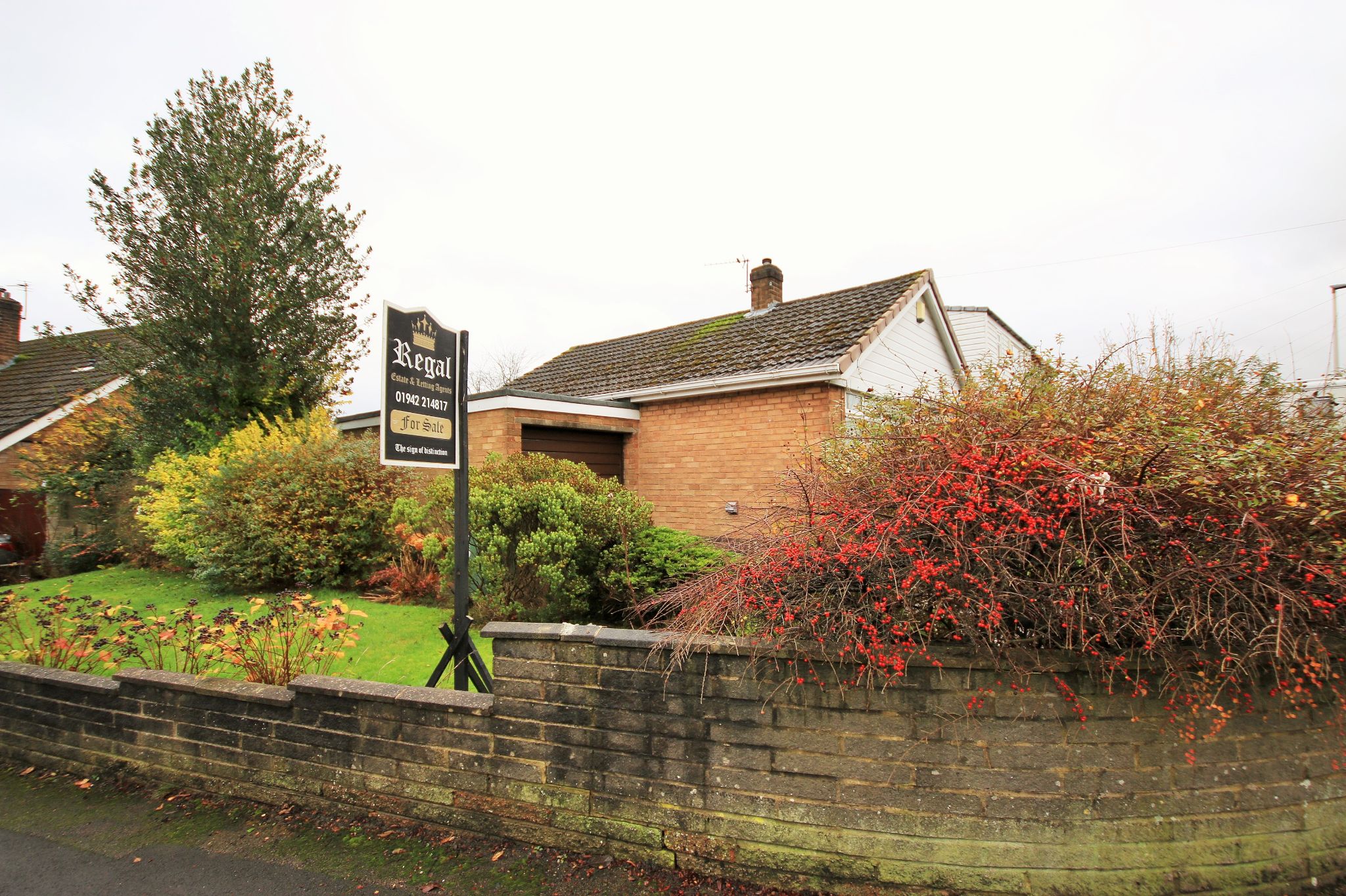 2 bedroom detached bungalow Let in Wigan - Photograph 2.