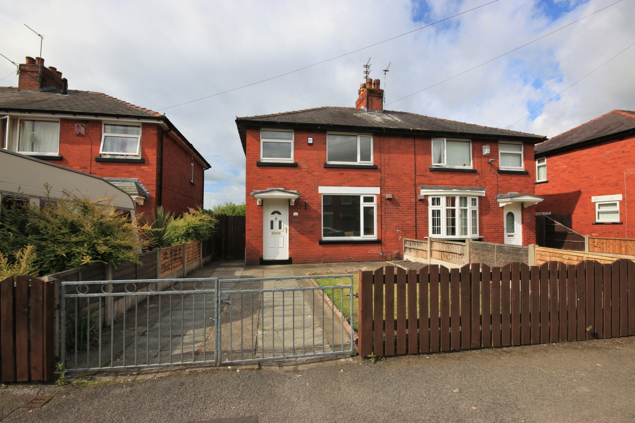 3 bedroom semi-detached house Let in Wigan - Photograph 1.