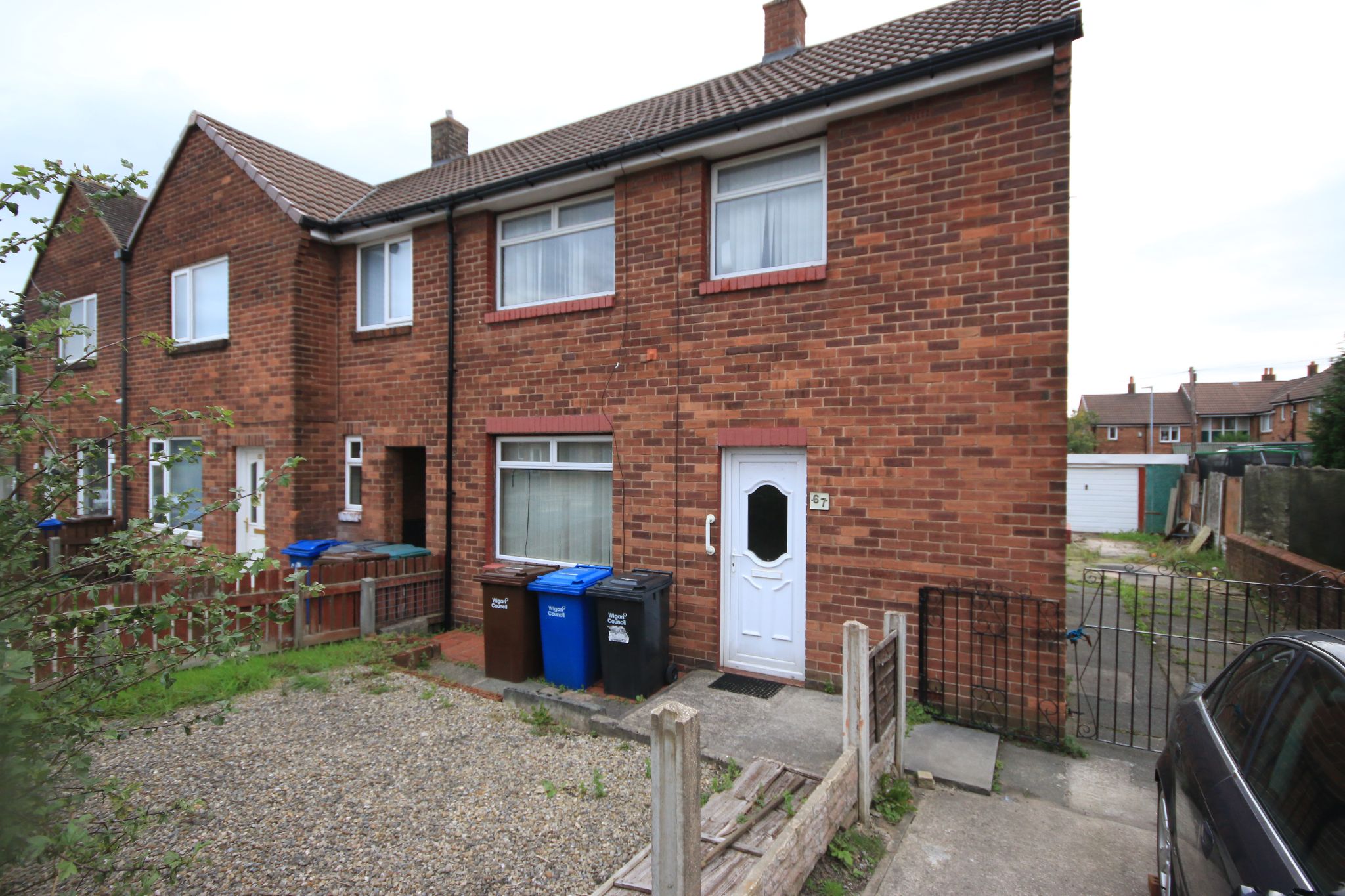 3 bedroom semi-detached house Let in Wigan - Photograph 1.