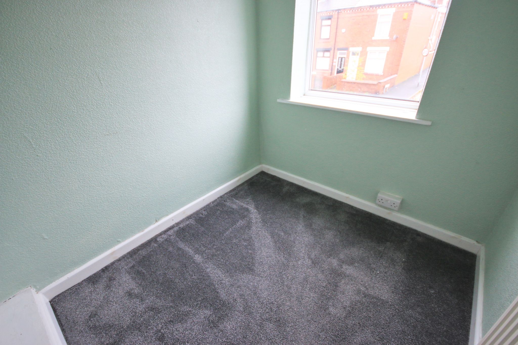 3 bedroom mid terraced house Let in Wigan - Photograph 6.