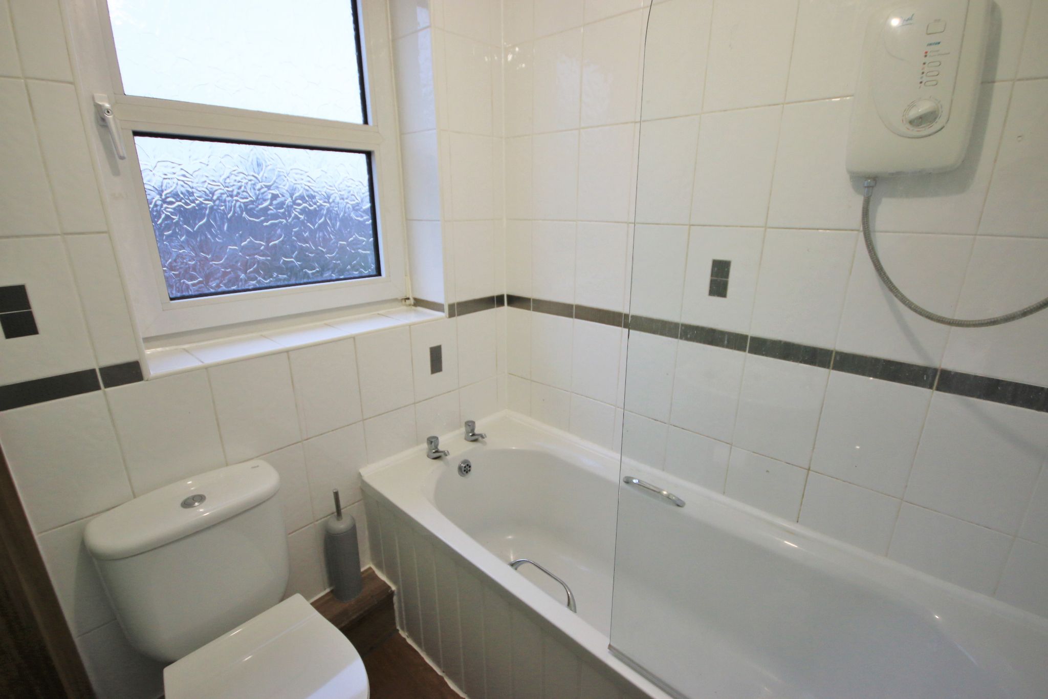 3 bedroom mid terraced house Let in Wigan - Photograph 7.