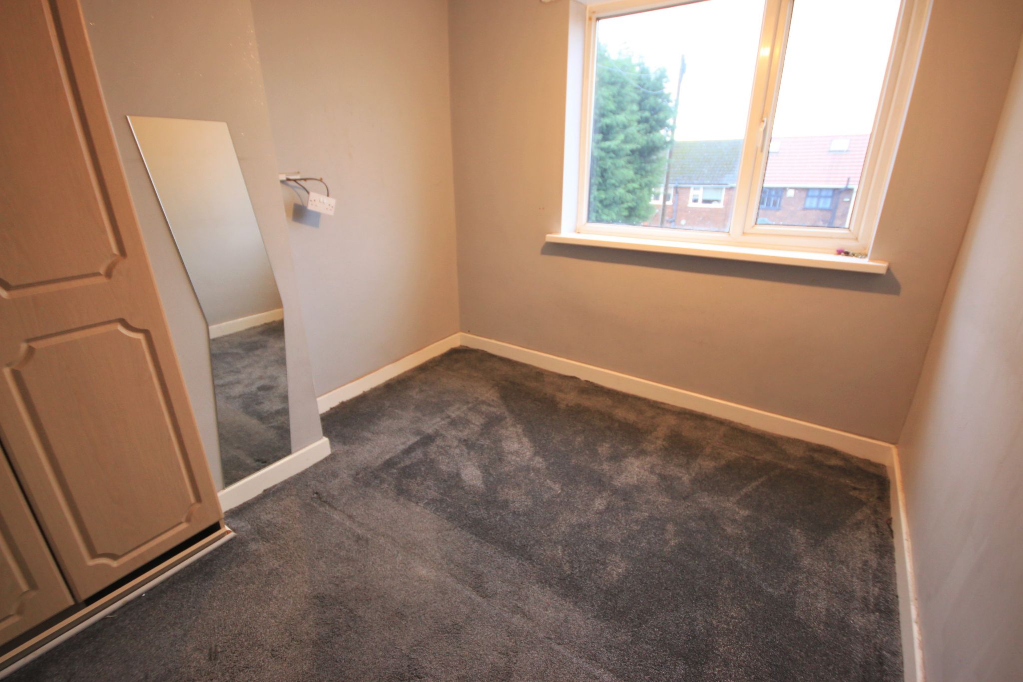3 bedroom mid terraced house Let in Wigan - Photograph 5.