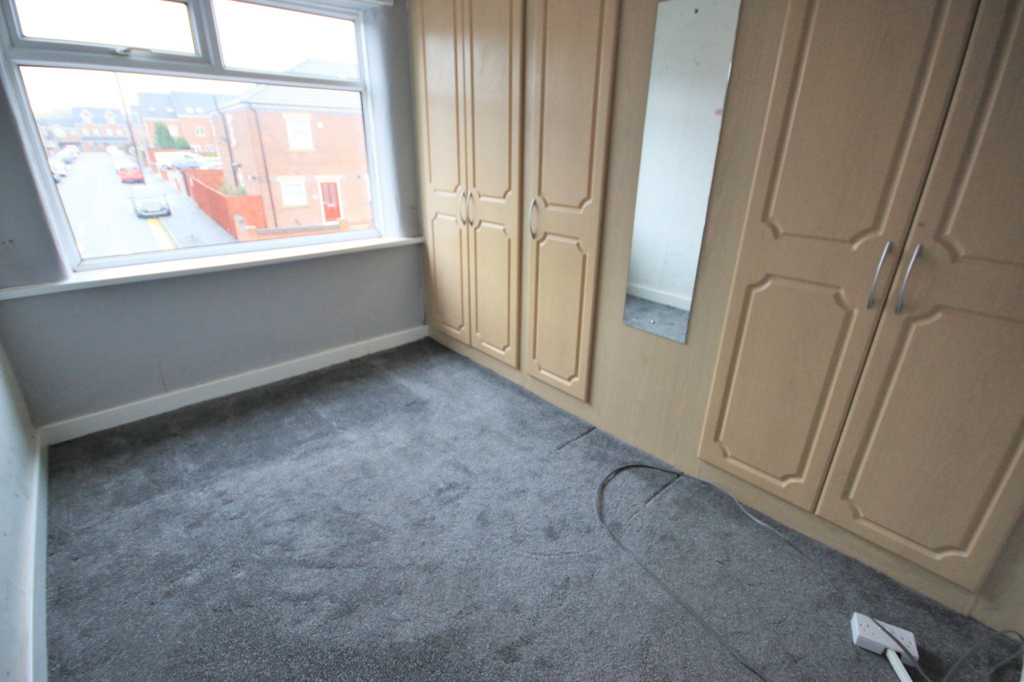 3 bedroom mid terraced house Let in Wigan - Photograph 4.
