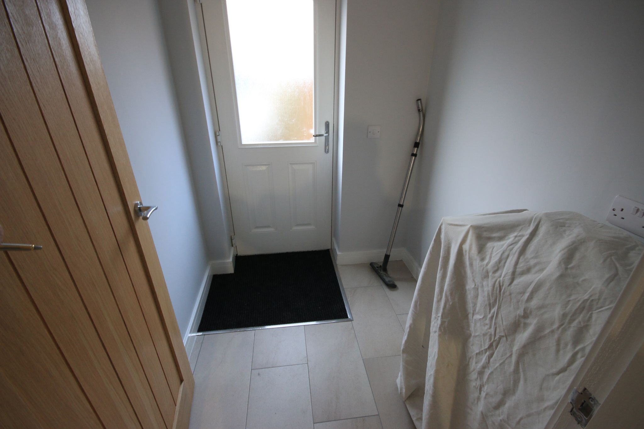 2 bedroom detached bungalow To Let in Wigan - Photograph 10.