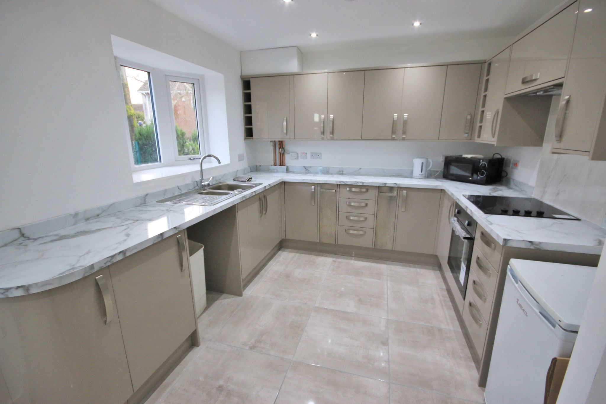 2 bedroom detached bungalow To Let in Wigan - Photograph 6.