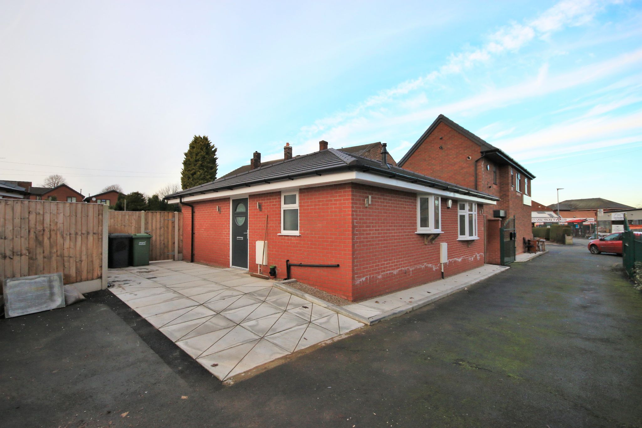 2 bedroom detached bungalow To Let in Wigan - Property photograph.