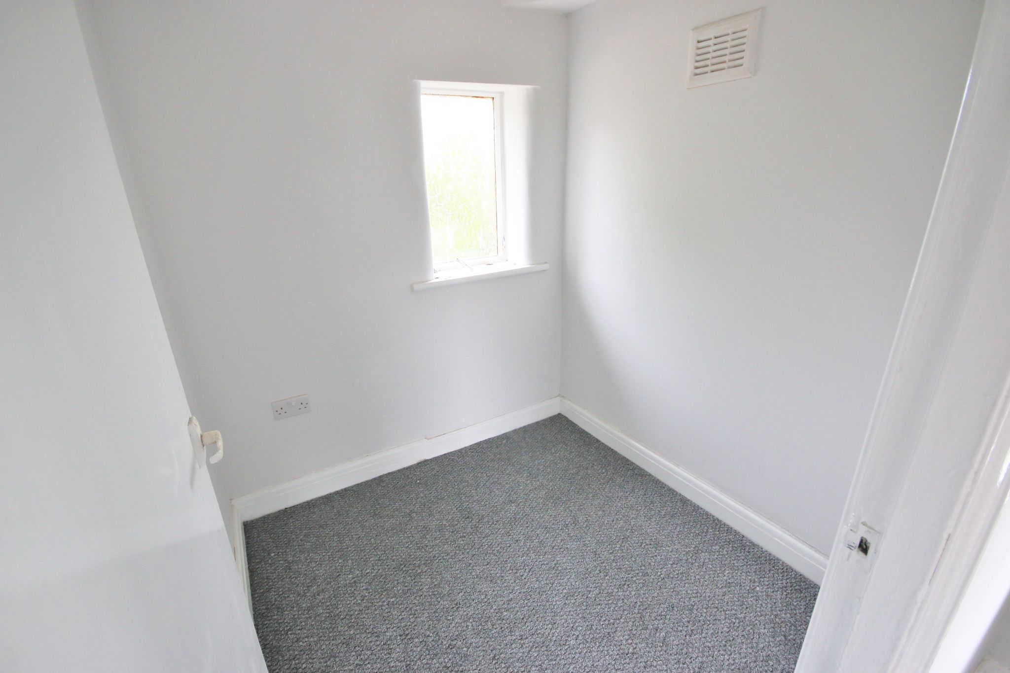 3 bedroom semi-detached house Let in Wigan - Photograph 8.
