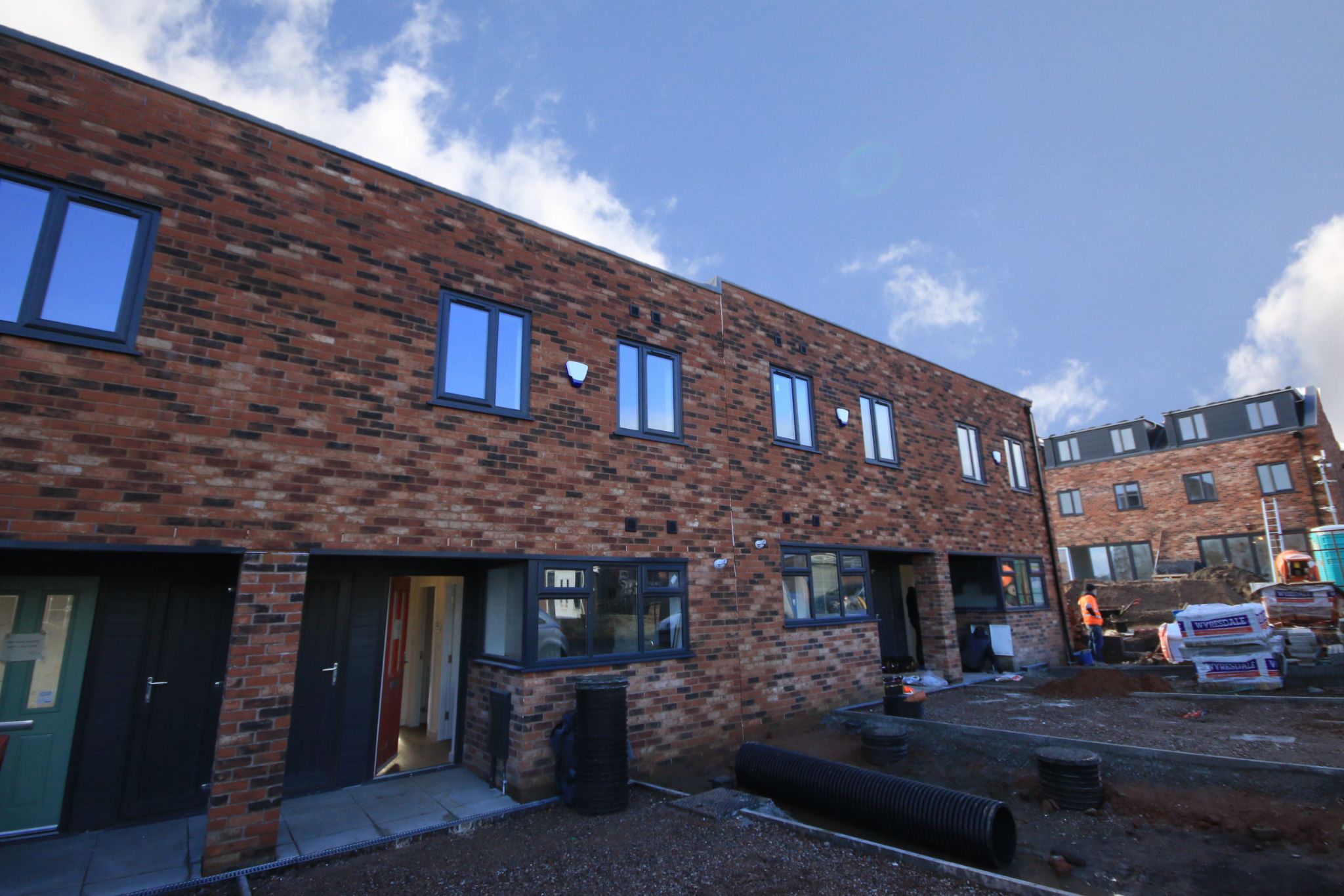 3 bedroom mews house Let in Wigan - Photograph 1.