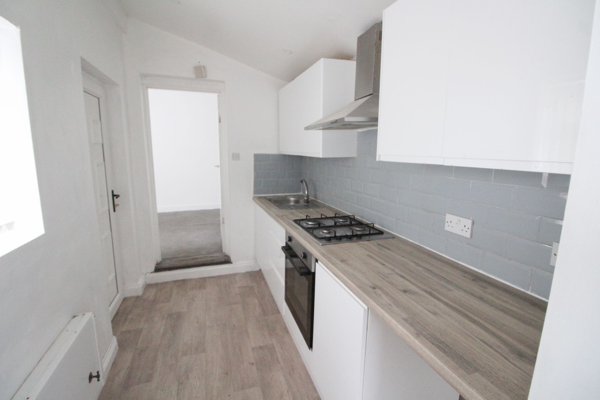 3 bedroom mid terraced house Let in Wigan - Photograph 7.