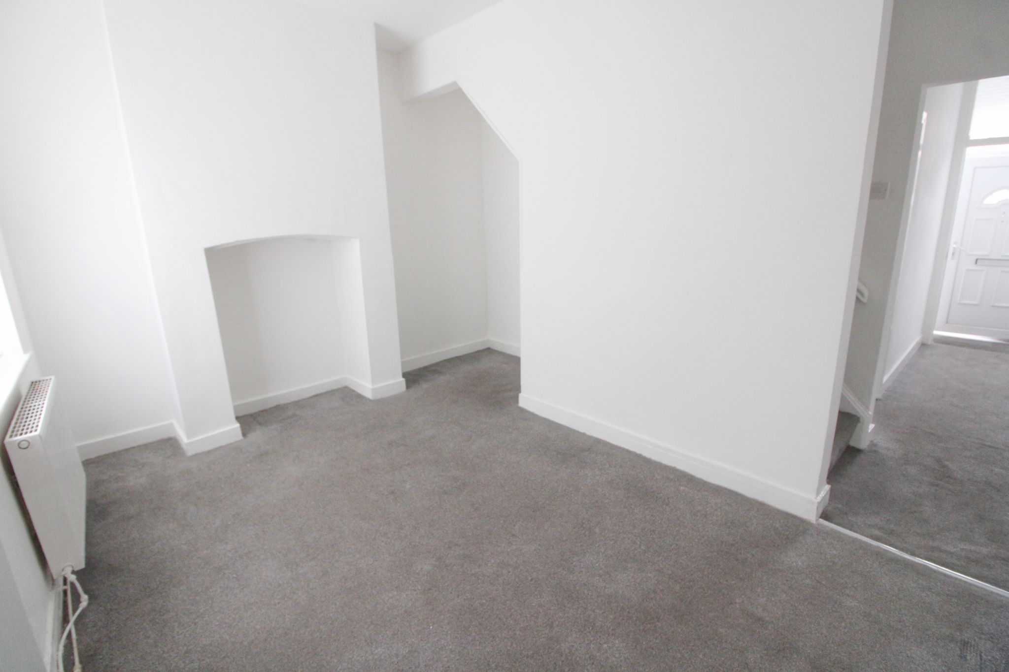 3 bedroom mid terraced house Let in Wigan - Photograph 5.