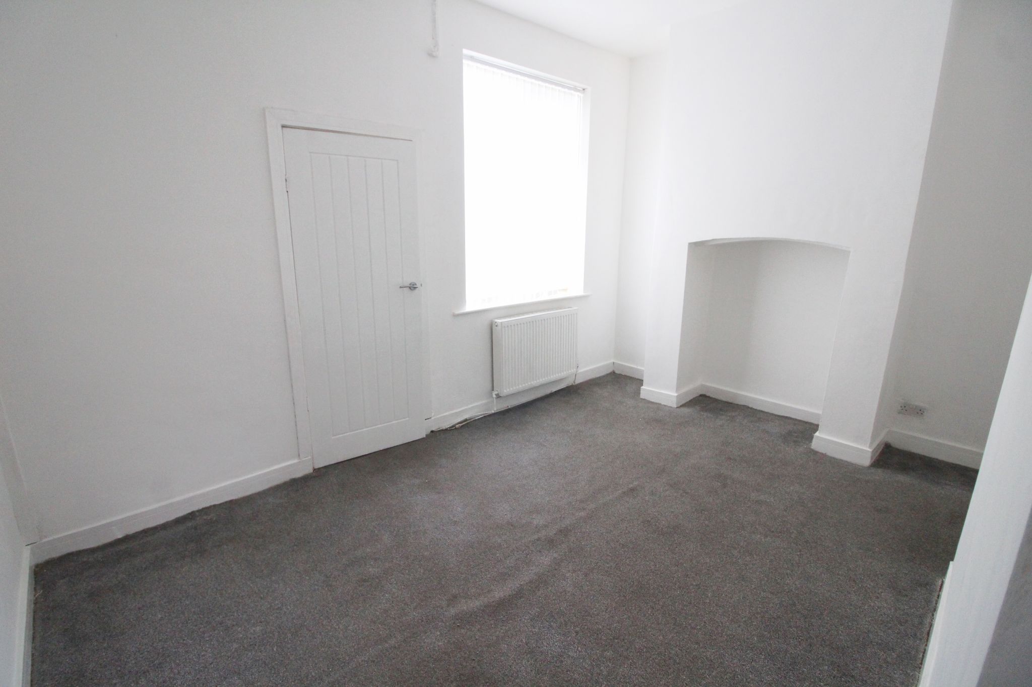 3 bedroom mid terraced house Let in Wigan - Photograph 4.