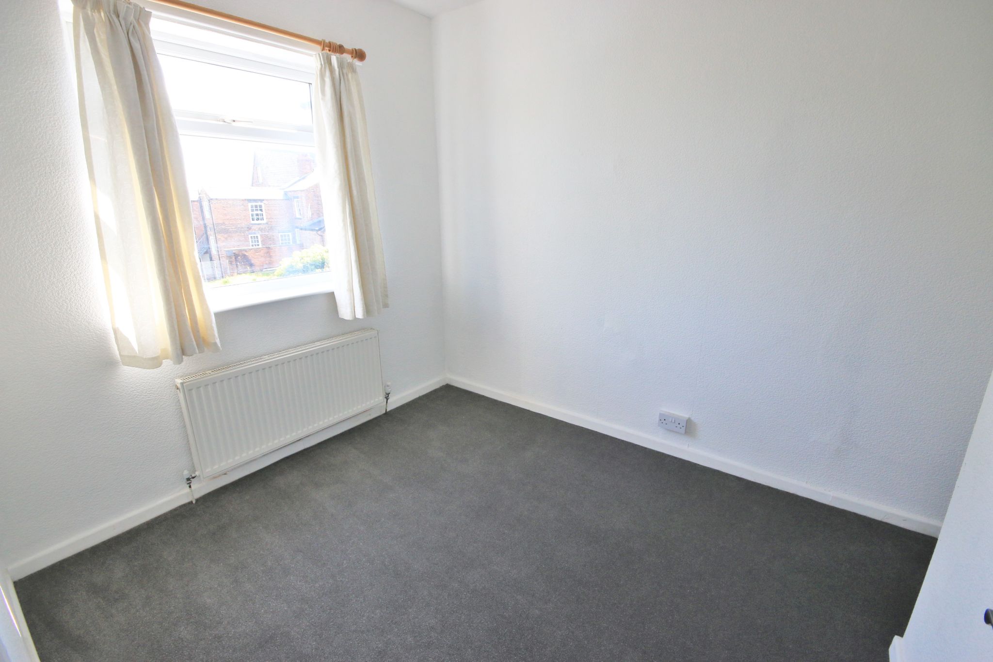 2 bedroom mid terraced house Let in Wigan - Photograph 6.