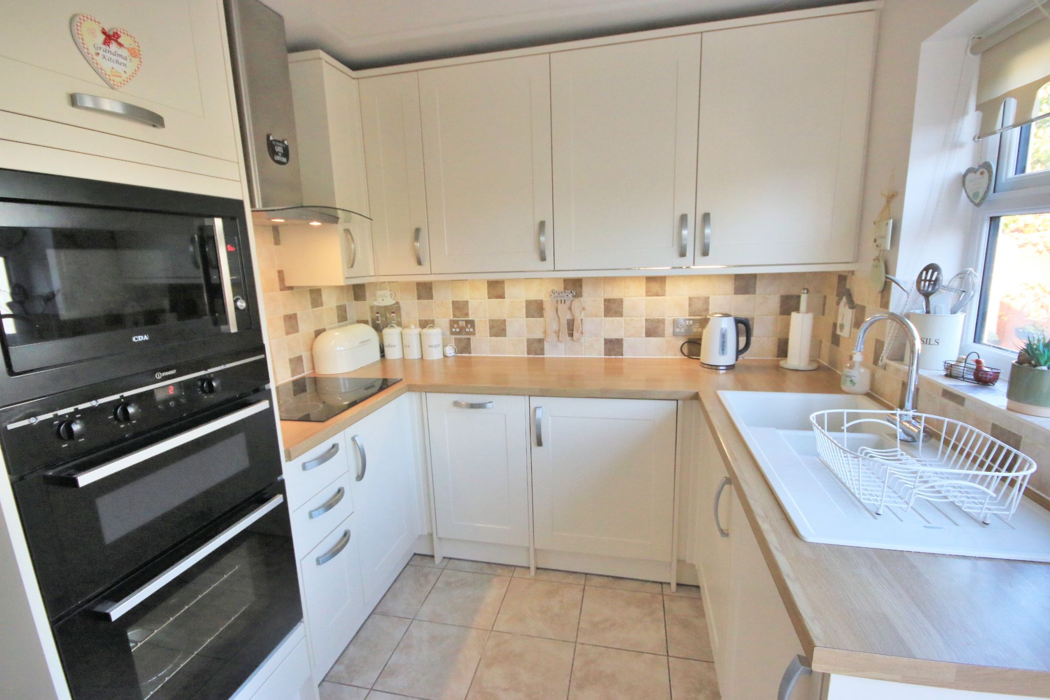 3 bedroom semi-detached bungalow Let in Wigan - Photograph 9.