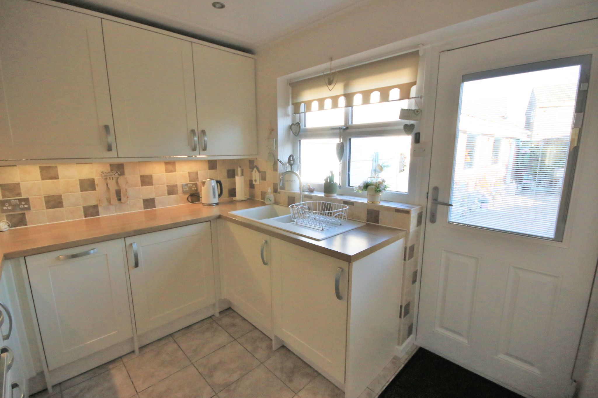 3 bedroom semi-detached bungalow Let in Wigan - Photograph 10.