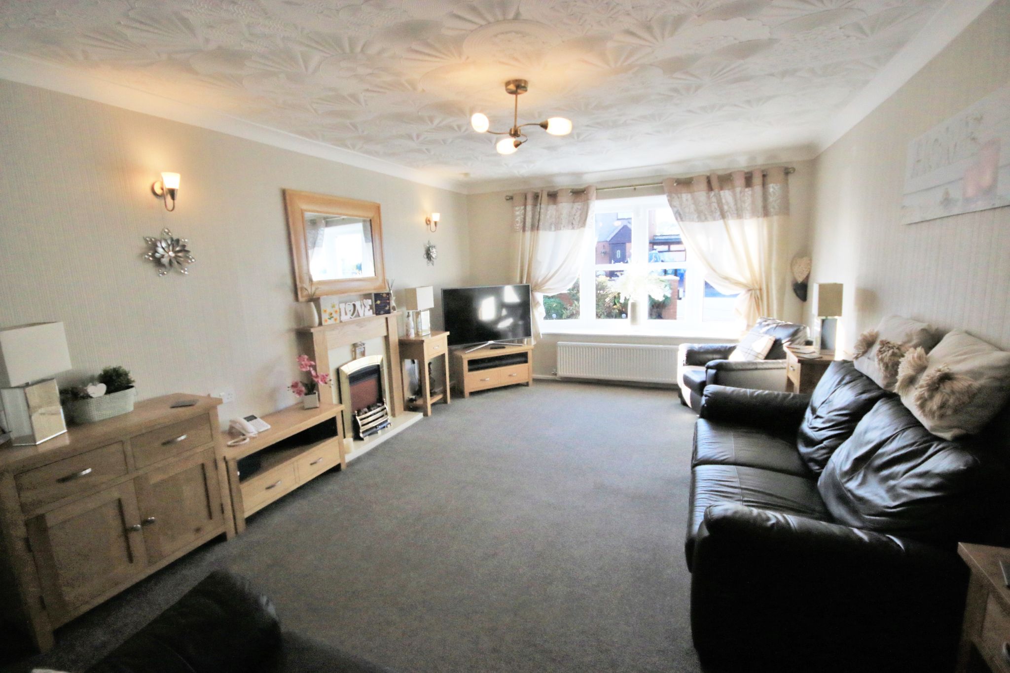 3 bedroom semi-detached bungalow Let in Wigan - Photograph 6.