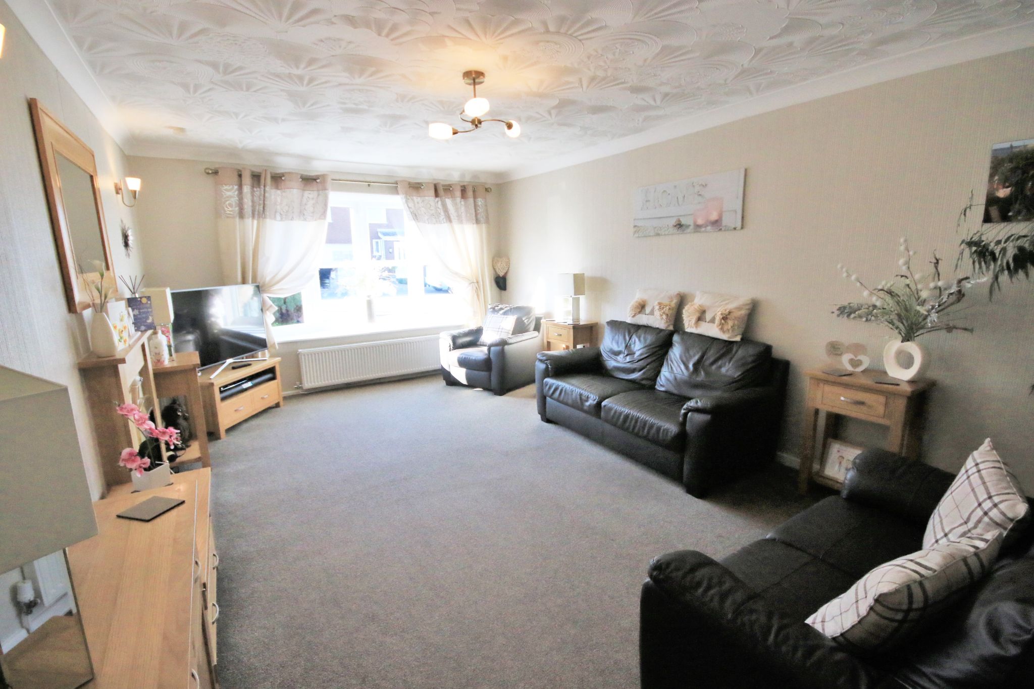 3 bedroom semi-detached bungalow Let in Wigan - Photograph 5.