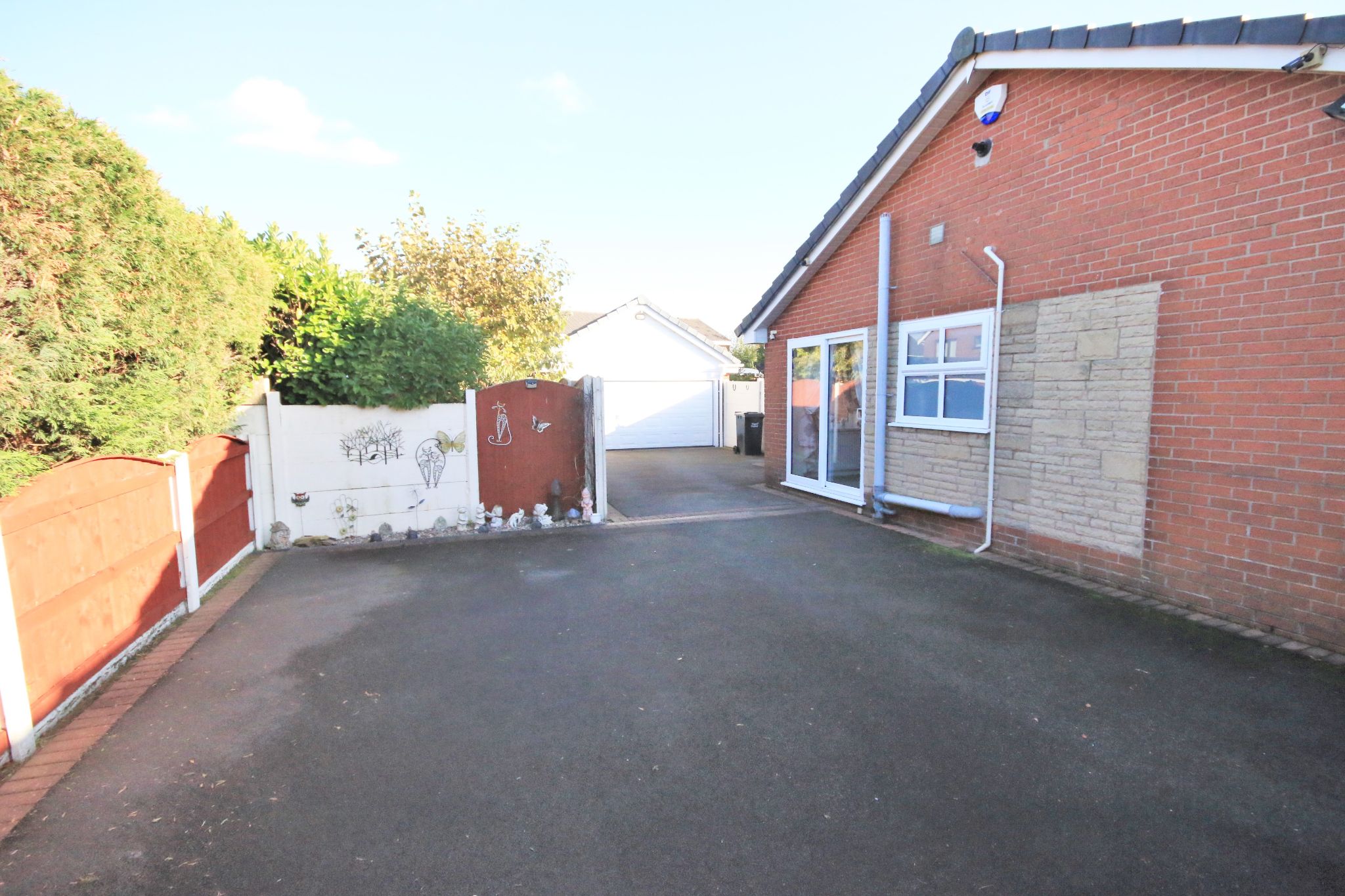 3 bedroom semi-detached bungalow Let in Wigan - Photograph 4.